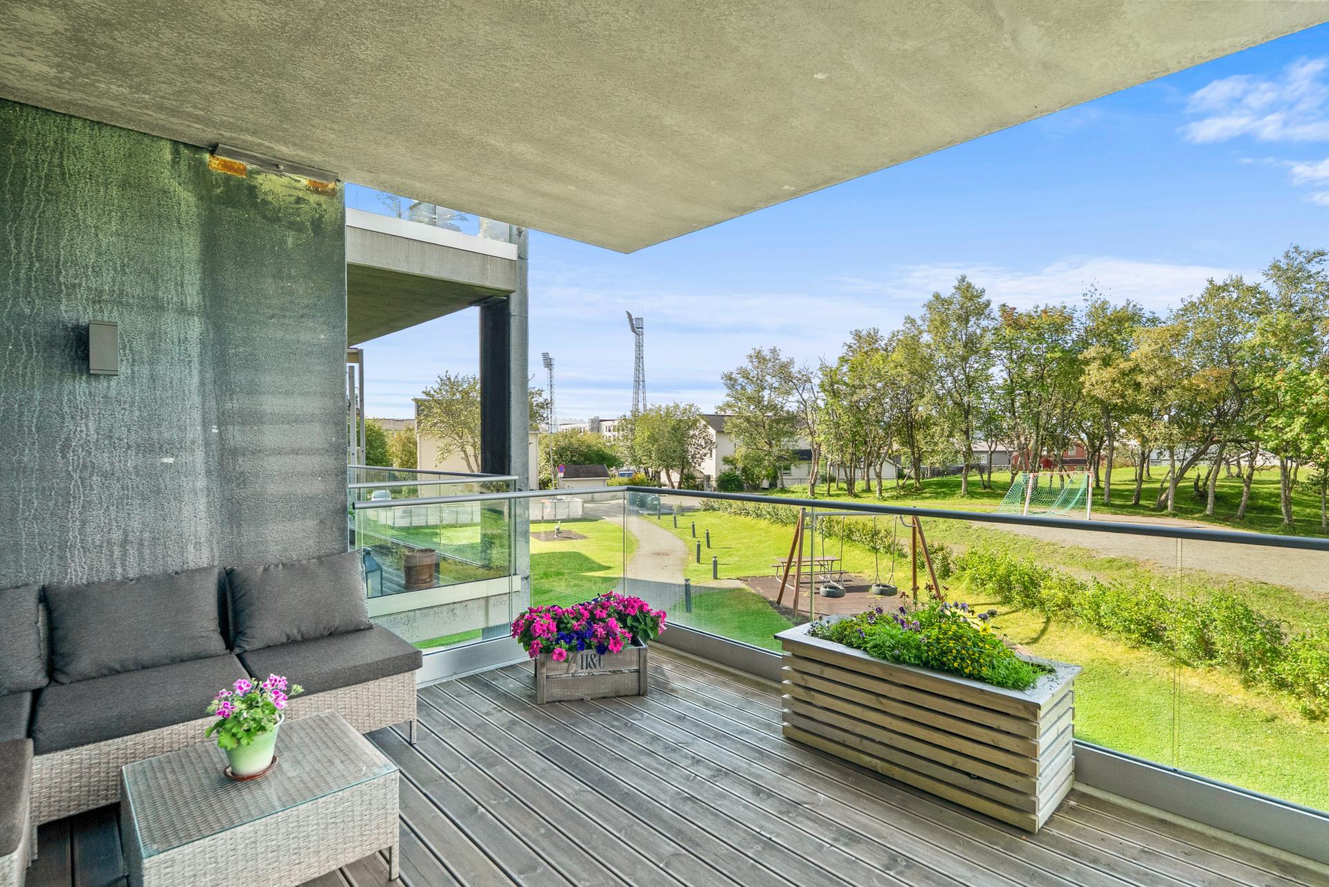 Moderne 2-roms leilighet med stor, overbygd markterrasse.. Bilde nummer 2 av 3