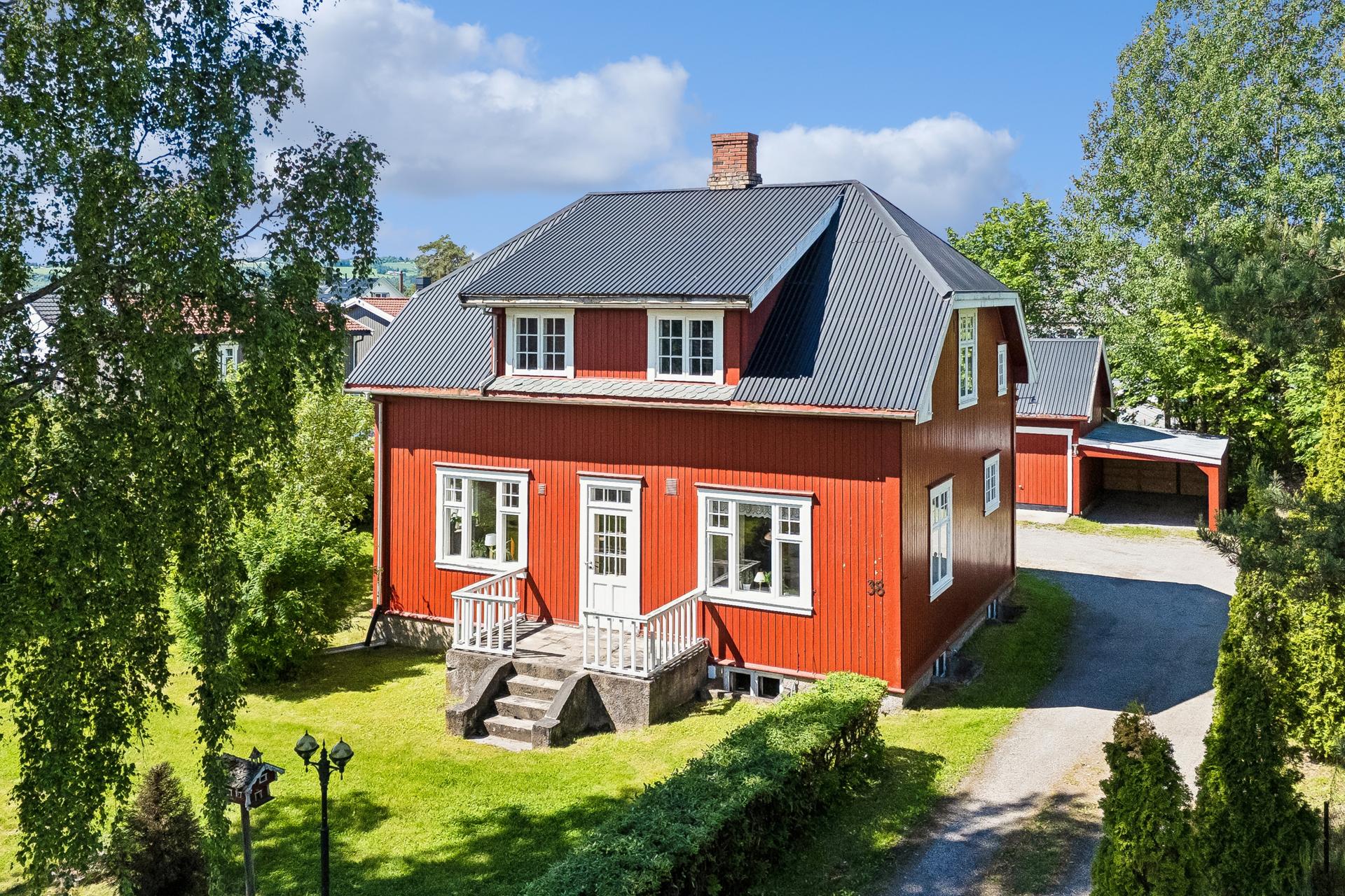 En flott eiendom med skjermet og tilbaketrukket beliggenhet nær sentrum. Bilde nummer 3 av 3