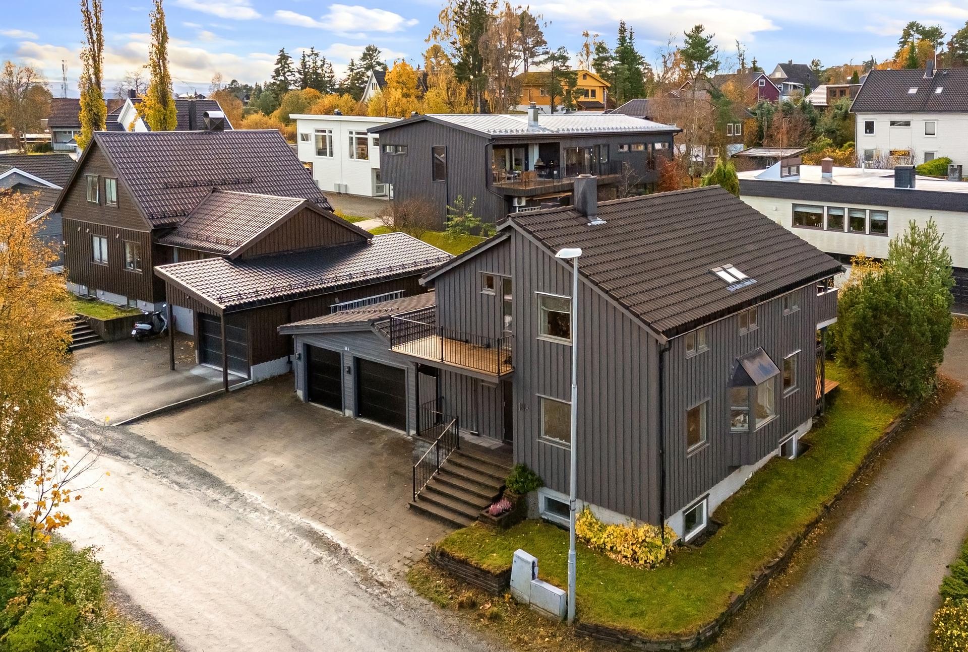 En innholdsrik eiendom på Kyvannet - med flotte uteareal, enebolig over tre plan og to garasjer. . Bilde nummer 2 av 3