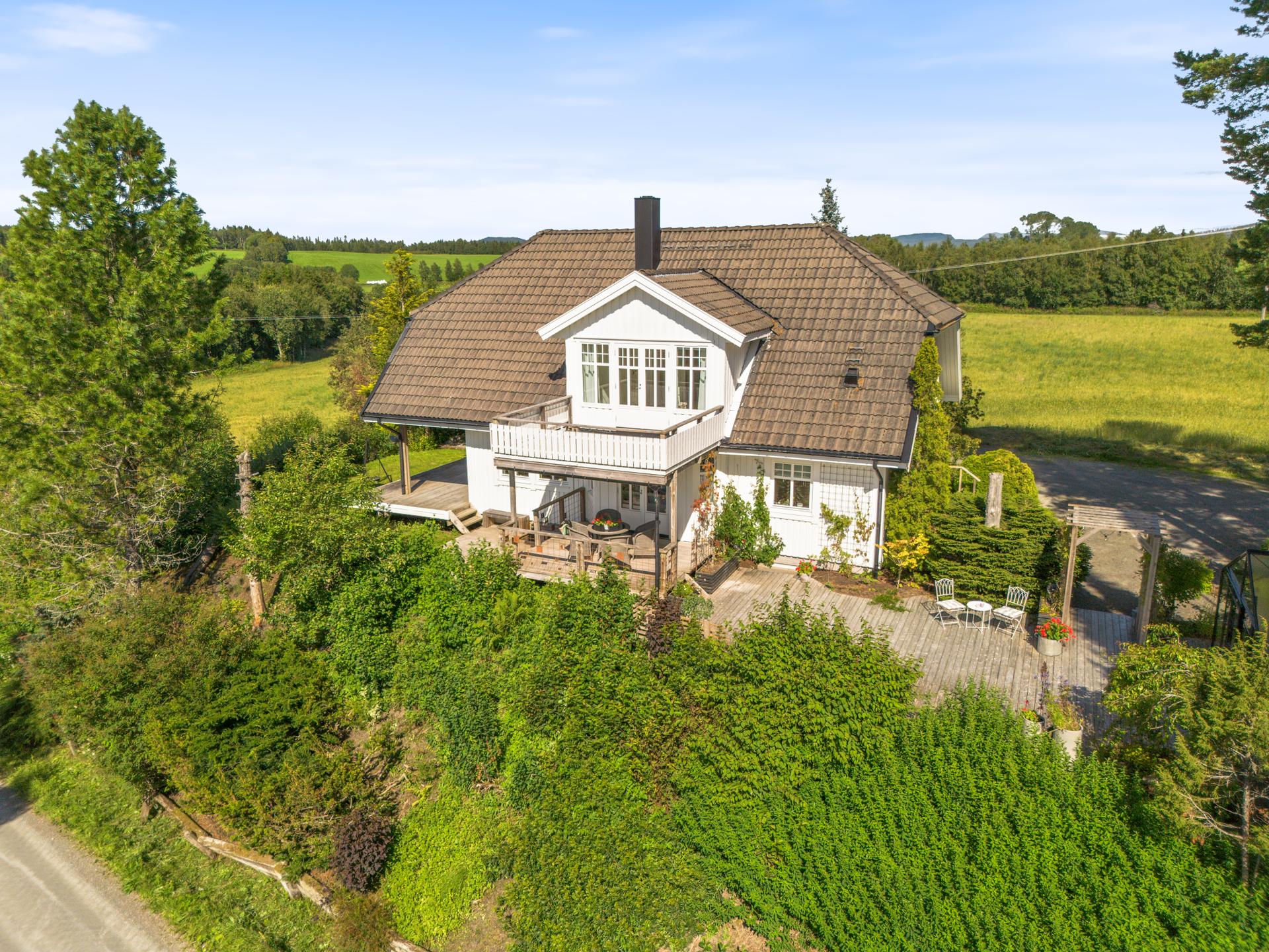Innholdsrik og tiltalende eiendom med enebolig, dobbelgarasje med loft, orangeri og uthus. . Bilde nummer 2 av 3