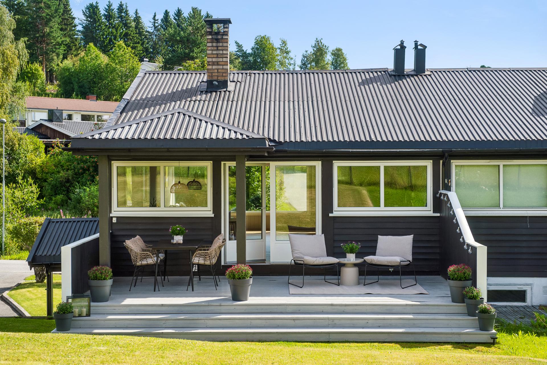 Fra stuen er det utgang til en vestvendt terrasse på 19 m².. Bilde nummer 3 av 3