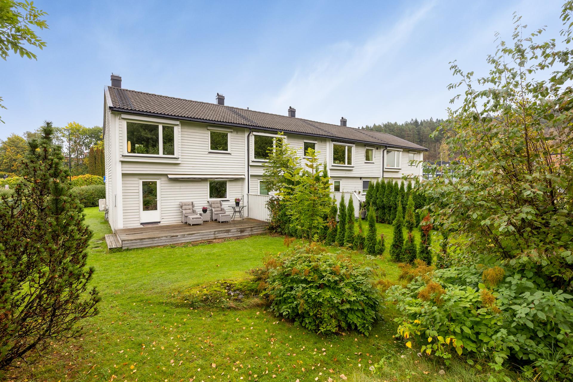 Innholdsrikt rekkehus over to plan med skjermet terrasse og hagedel.. Bilde nummer 2 av 3