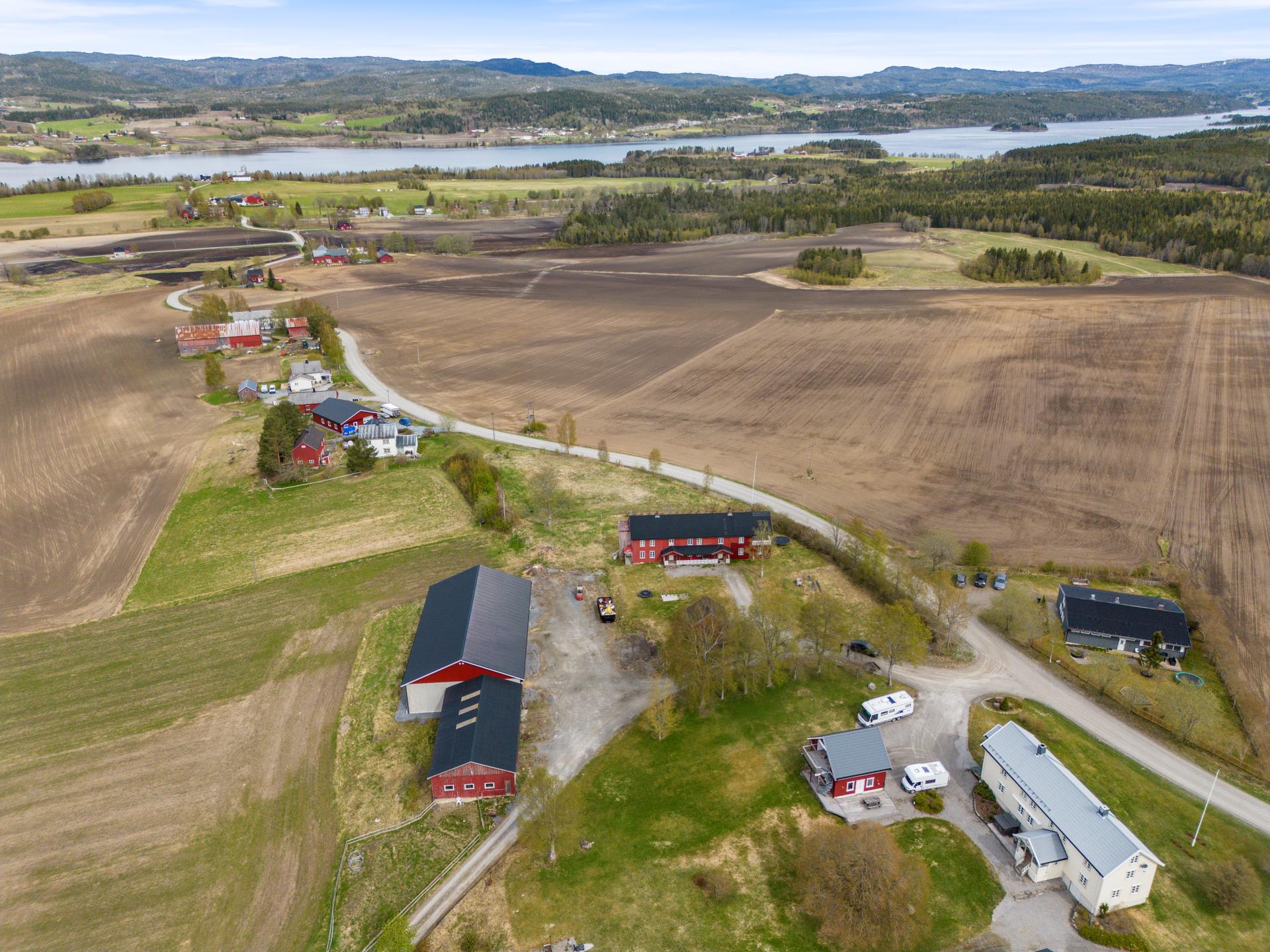 Gården har 325 daa fulldyrka jord og 575 daa produktiv skog. . Bilde nummer 3 av 3