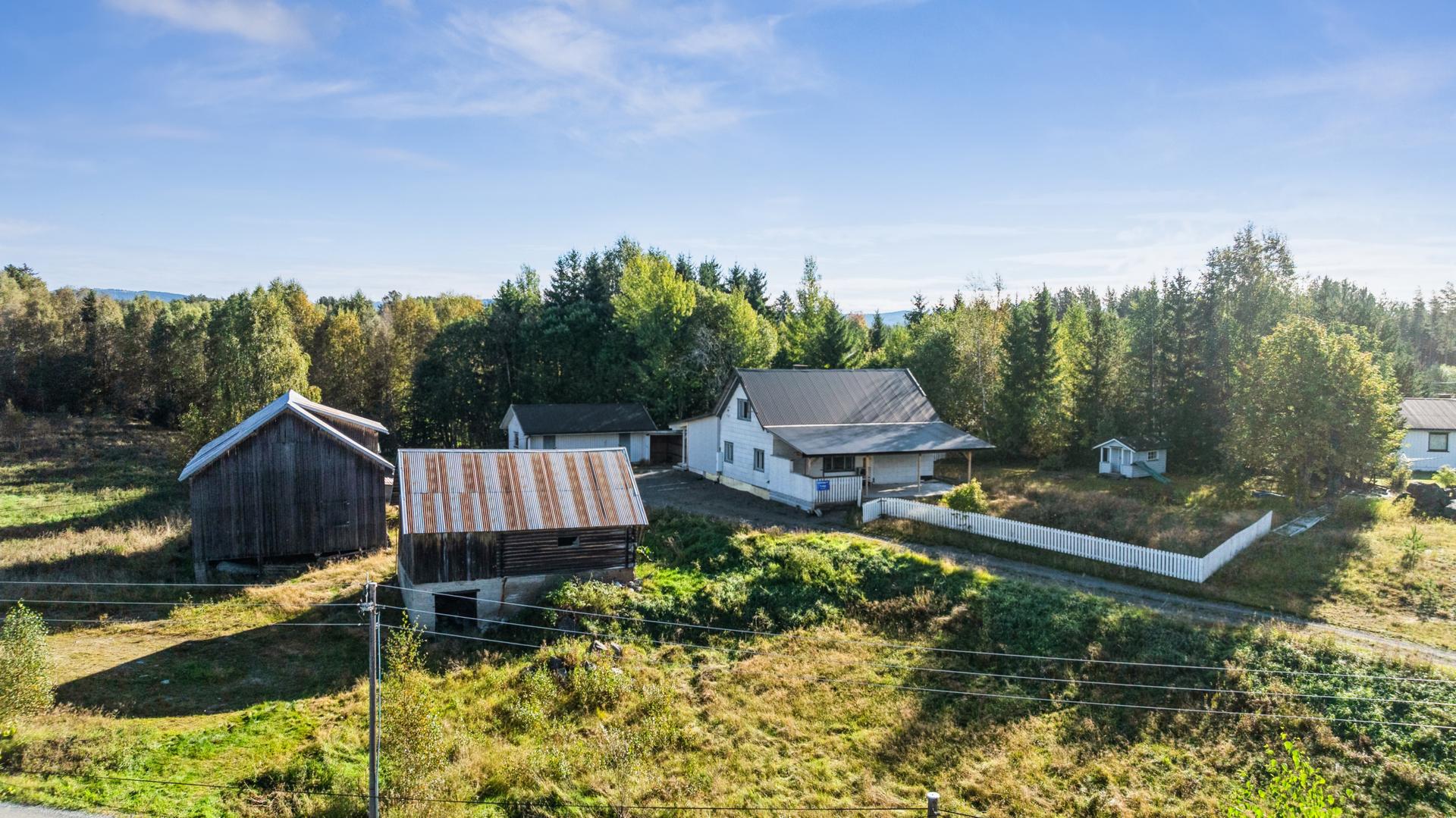 Gårdstun med eldre bygninger - Enebolig, låve, fjøs og uthus. Bilde nummer 2 av 3