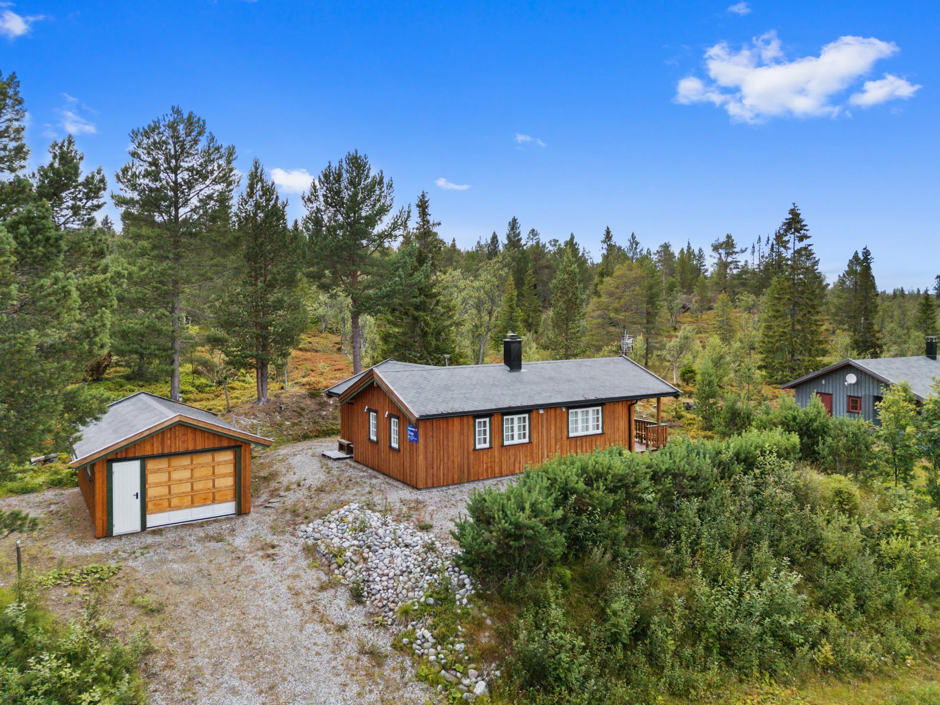 Velkommen Novolvegen 290, presentert av Linda Merete Svee ved EiendomsMegler1! (Foto: Interiørfoto, Haukdal). Bilde nummer 1 av 3