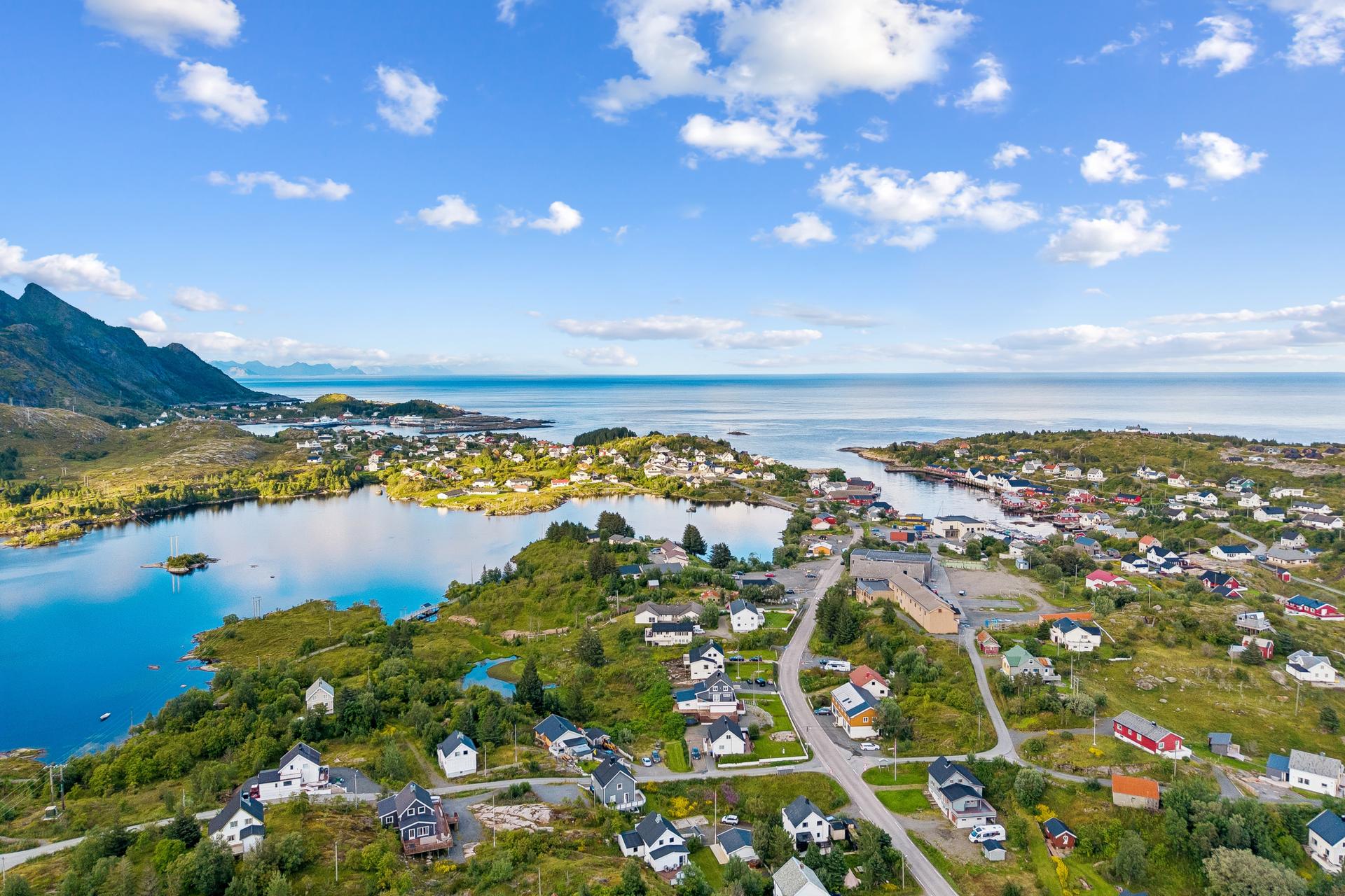 Velkommen til Moskenesveien 942! Presentert av EiendomsMegler1 Lofoten. Foto: EFKT.. Bilde nummer 1 av 3