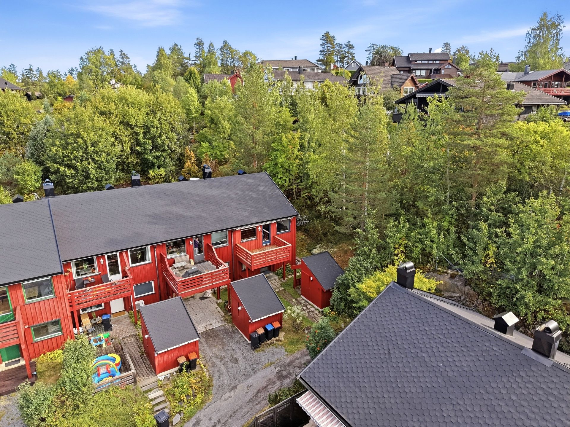 Eiendommen ligger i naturskjønne omgivelser på Gamlegrendåsen med umiddelbar nærhet til skog og mark.. Bilde nummer 3 av 3