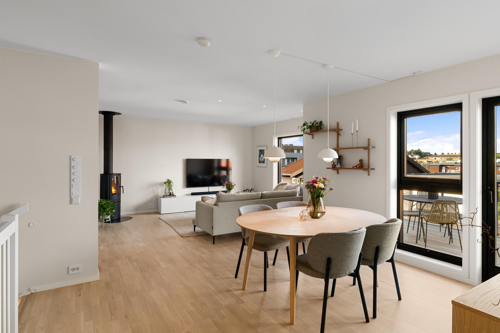 Svært godt innhold over to plan med blant annet åpen stue/kjøkken, flere uteområder, 3 soverom og 2 bad, der hovedsoverommet har eget bad og garderobe. . Bilde nummer 3 av 3