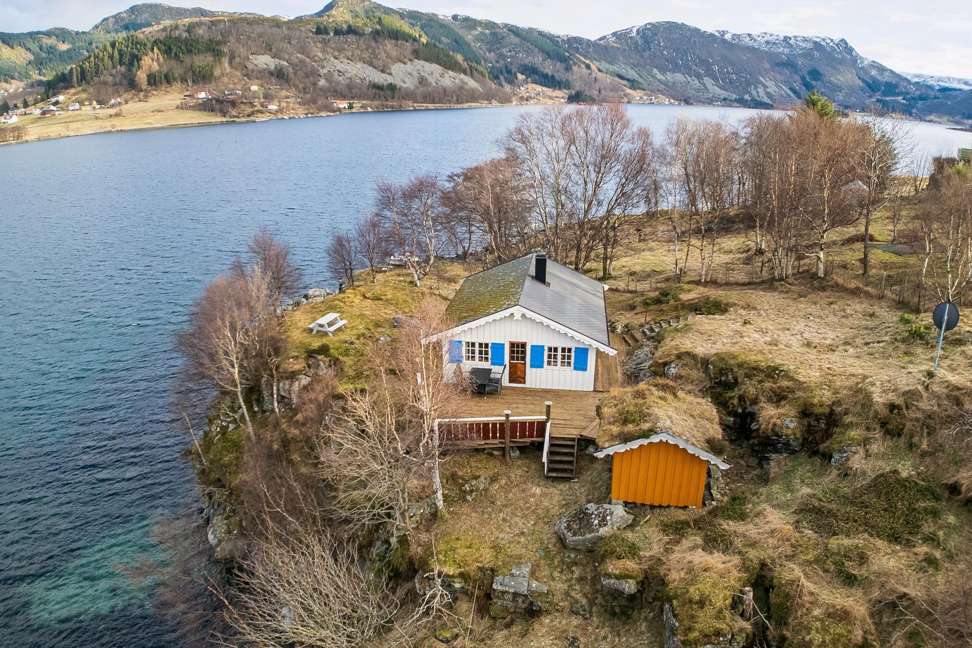 Hytte fra 2002 med 60m sjølinje og naust ved Moldefjorden. Bilde nummer 2 av 3