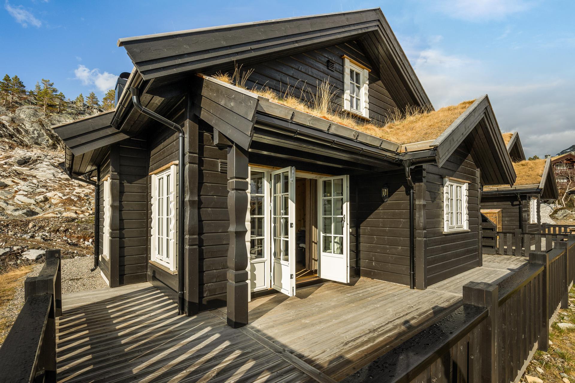 Via en flott to-fløyet verandadør i glass er det inngang til stuen. Terrassen har god plass til diverse utemøblement.. Bilde nummer 3 av 3