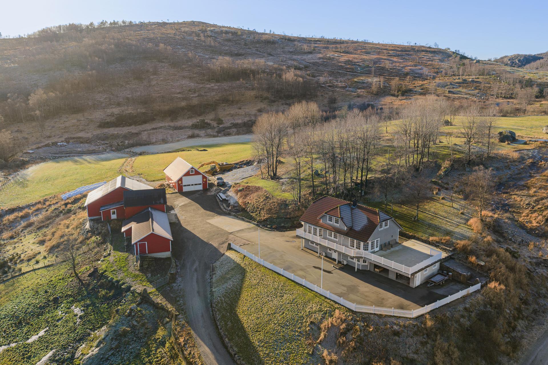 Eiendommens bygninger: Våningshus, driftsbygning, redksapshus/verksted og skoghytte. . Bilde nummer 3 av 3
