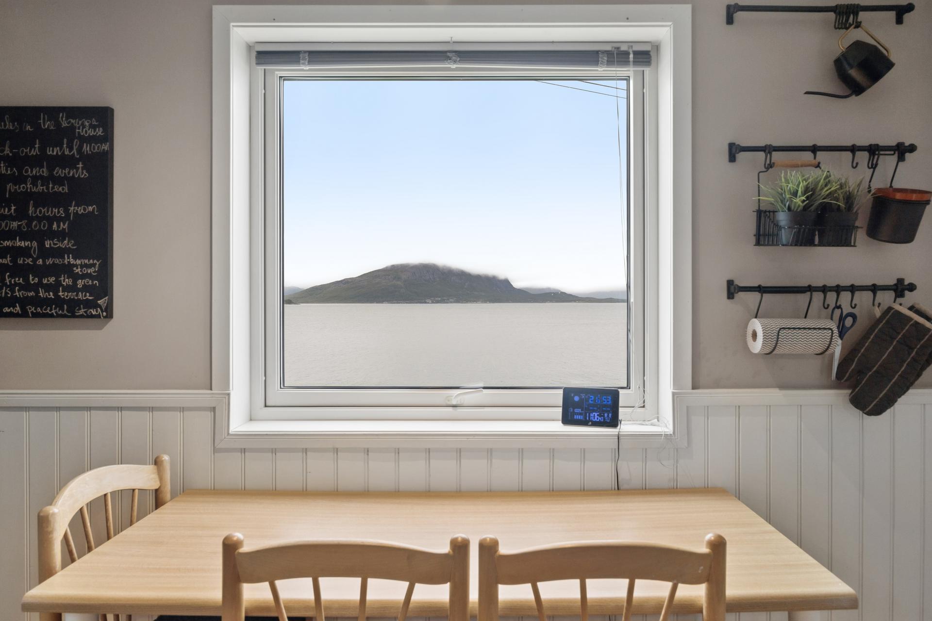 Enebolig over tre plan med landlig beliggenhet i Oksfjord og flott utsikt mot fjorden.. Bilde nummer 2 av 3