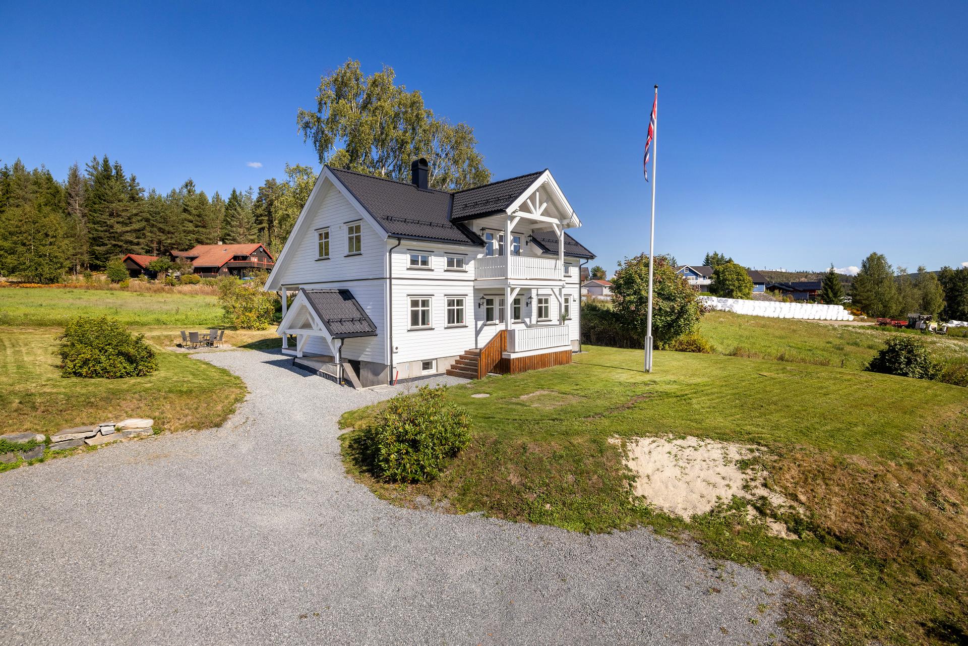 Småbruk på 15,6 dekar med et omfattende modernisert hovedhus og en separat kårbolig.. Bilde nummer 1 av 3