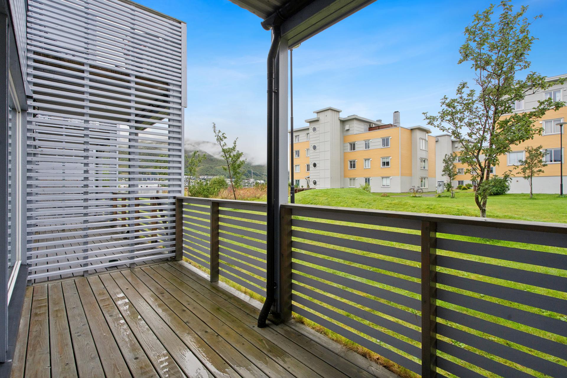 Leilighet med overbygd balkong og direkte kontakt med grøntområdet utenfor.. Bilde nummer 2 av 3