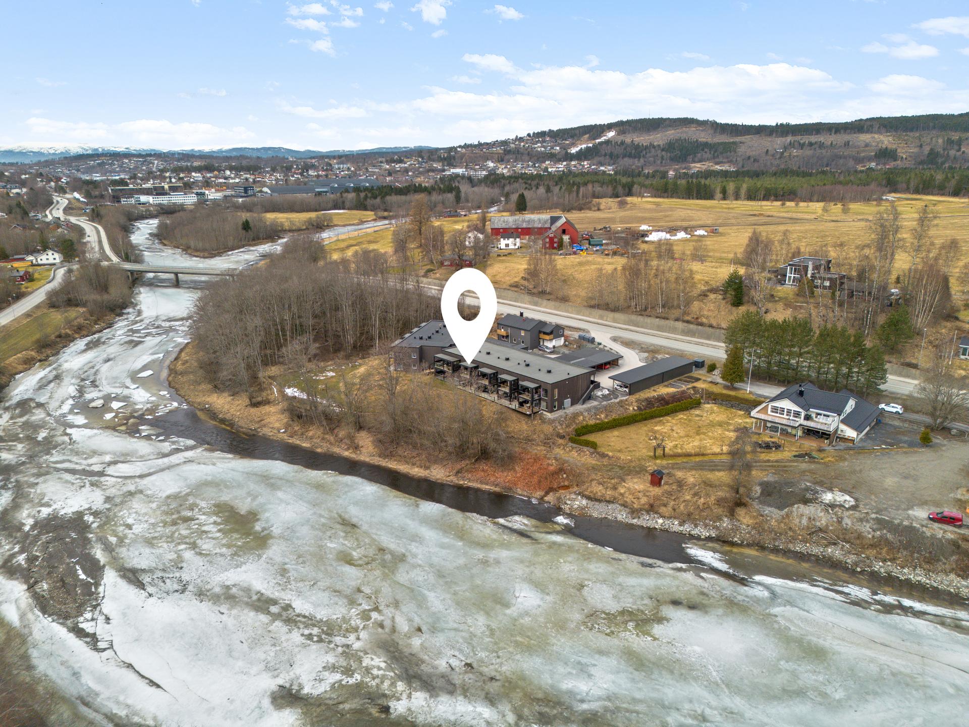 Moderne treromsleilighet fra 2022 med balkong og utsikt til Steinkjerelva. . Bilde nummer 2 av 3