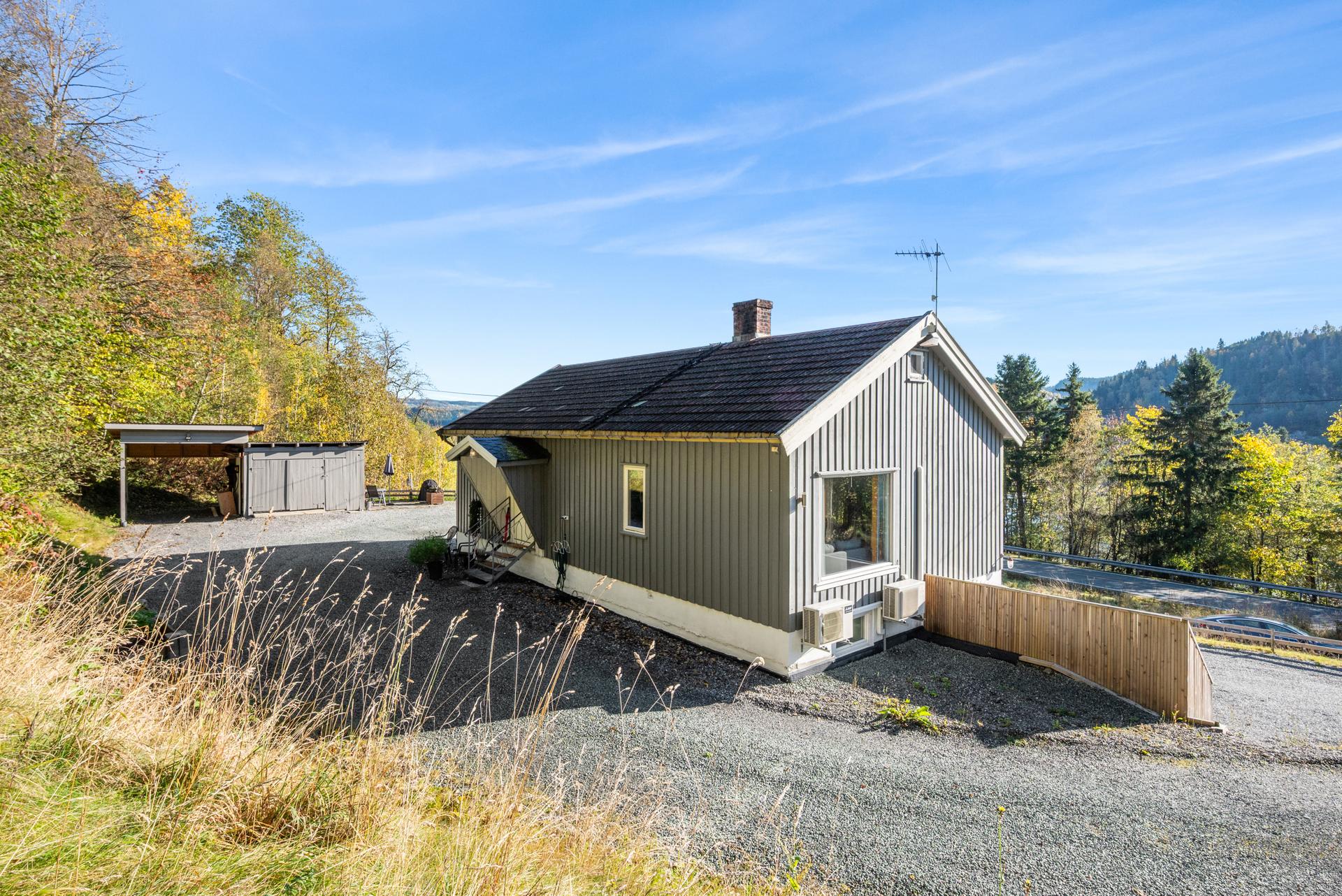 Eiendommen ligger fint til med nærhet til bussholdeplass og naturen.. Bilde nummer 2 av 3