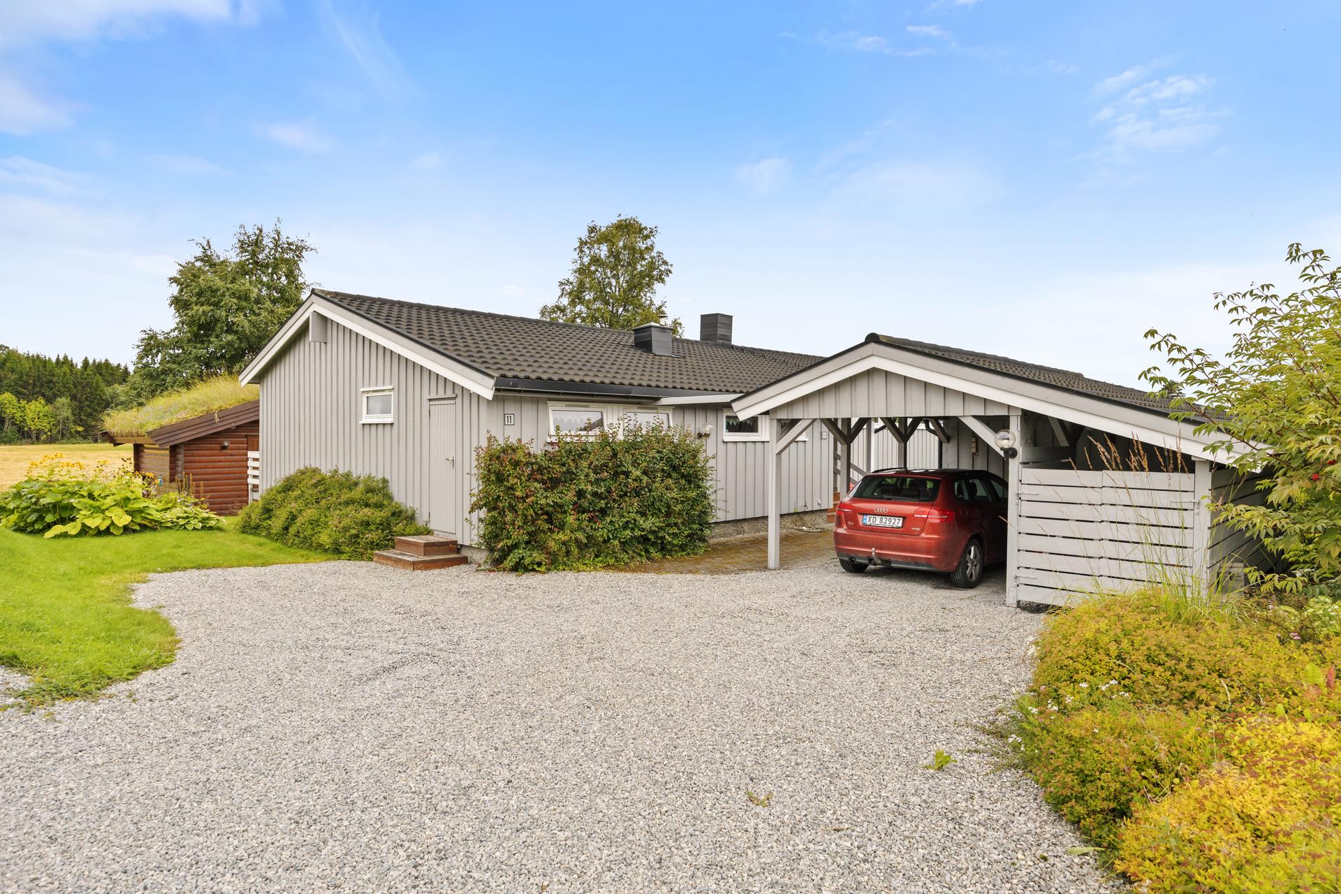 Praktisk enebolig med alle bofunksjoner på ett plan og carport med bod. . Bilde nummer 2 av 3