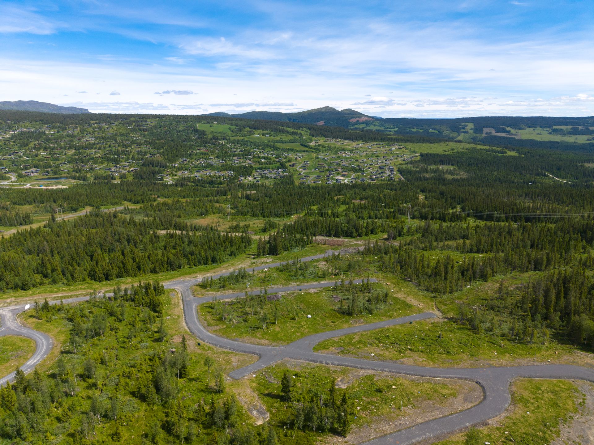 På klare dager kan man fra området nyte utsikten mot fjellmassivene Jotunheimen og Rondane.. Bilde nummer 2 av 3