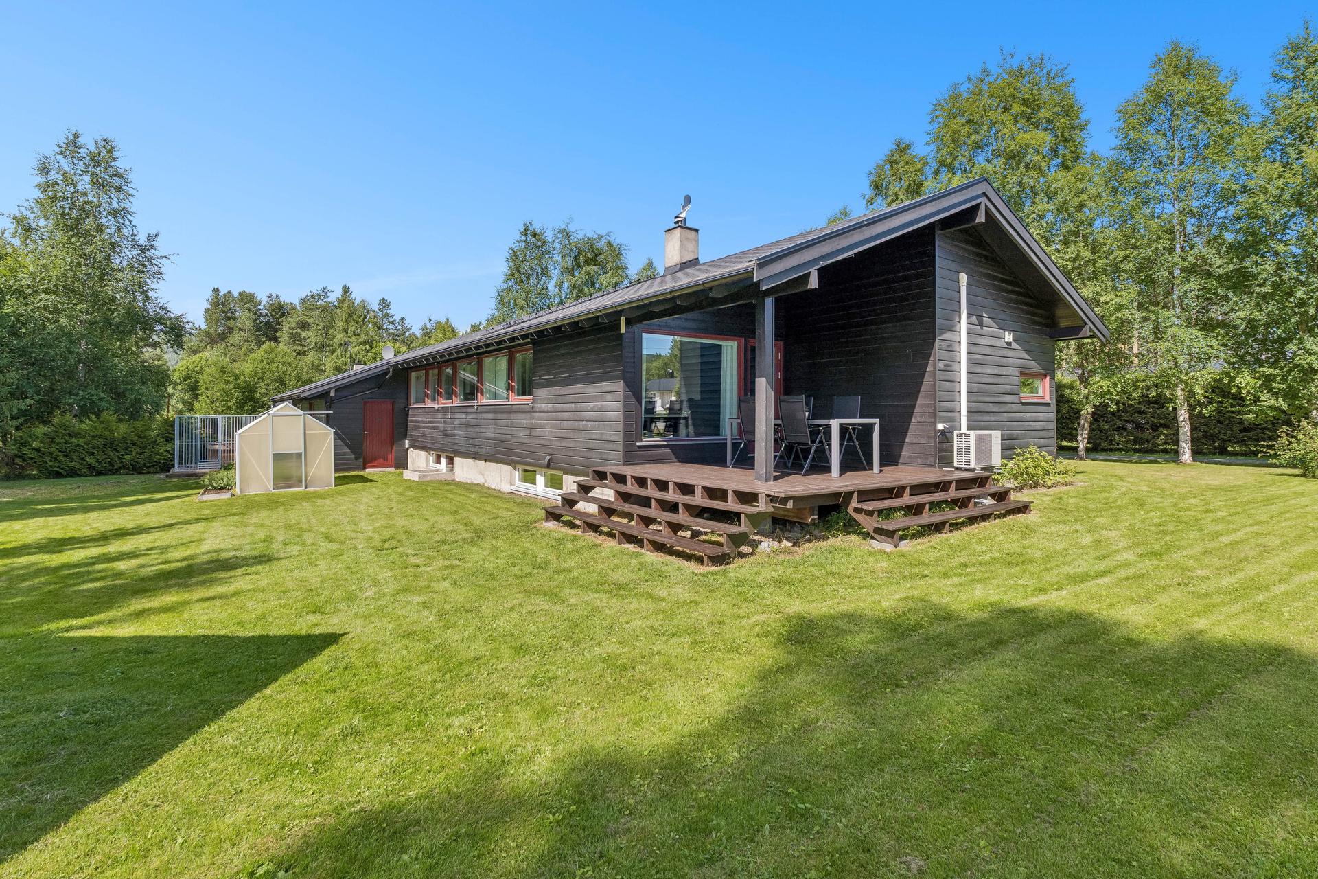 Store plenarealer rundt boligen. Overbygd terrasse . Bilde nummer 2 av 3