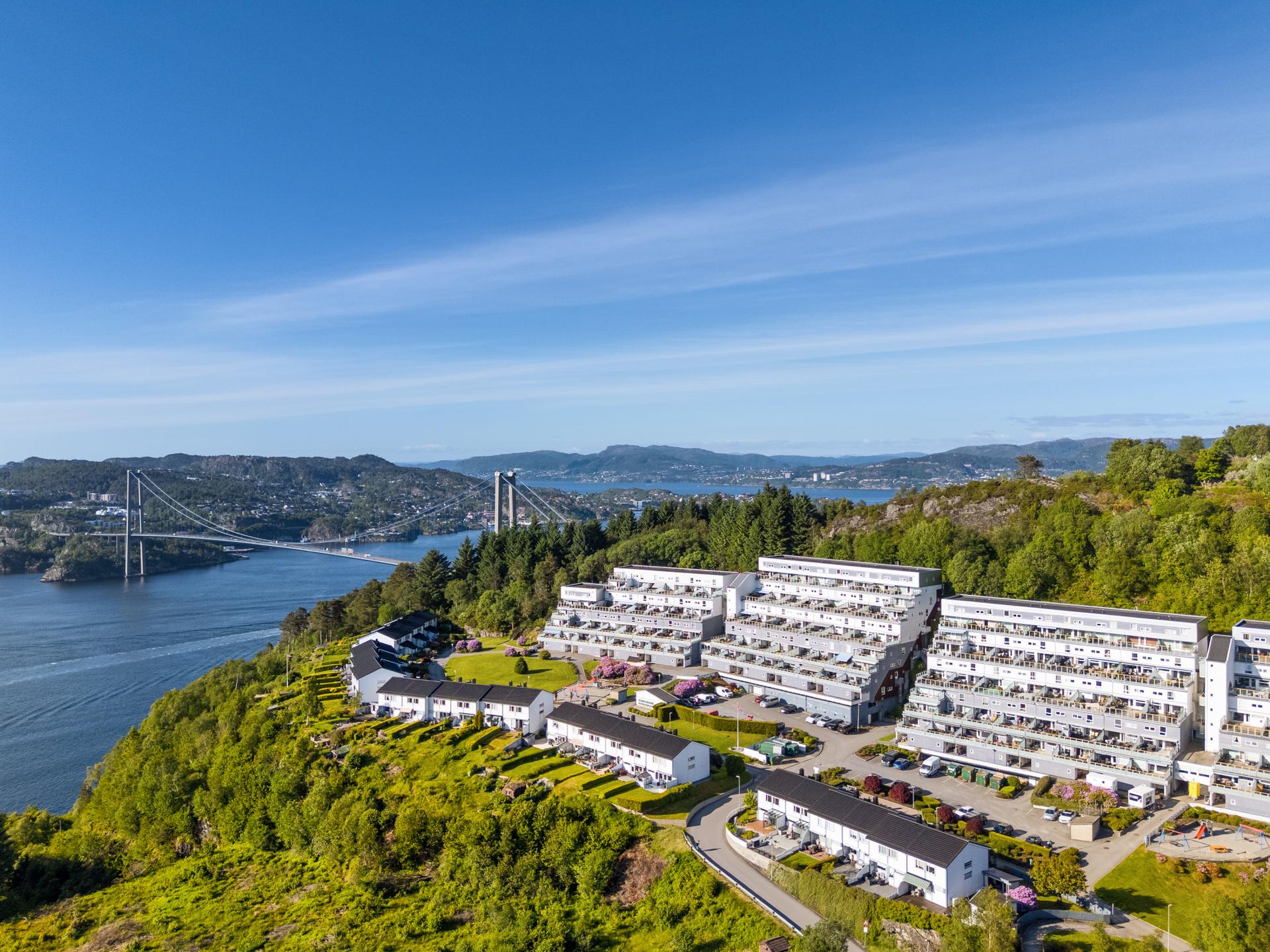 Boligen ligger i et meget populært og attraktivt borettslag med nydelig utsikt fjorden og nærområdet. Fra en 40 kvm terrasse har en sol fra formiddagen til den går ned nesten hele året!. Bilde nummer 3 av 3