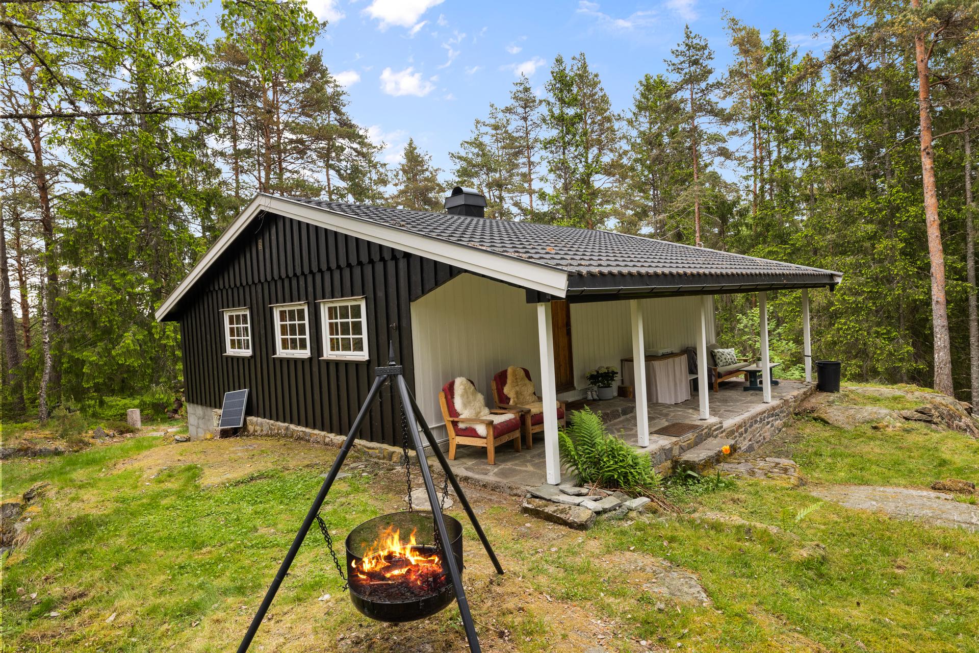Fritidsbolig med helomlagt tak fra 2021 og nylig beiset fasade (2025).. Bilde nummer 2 av 3