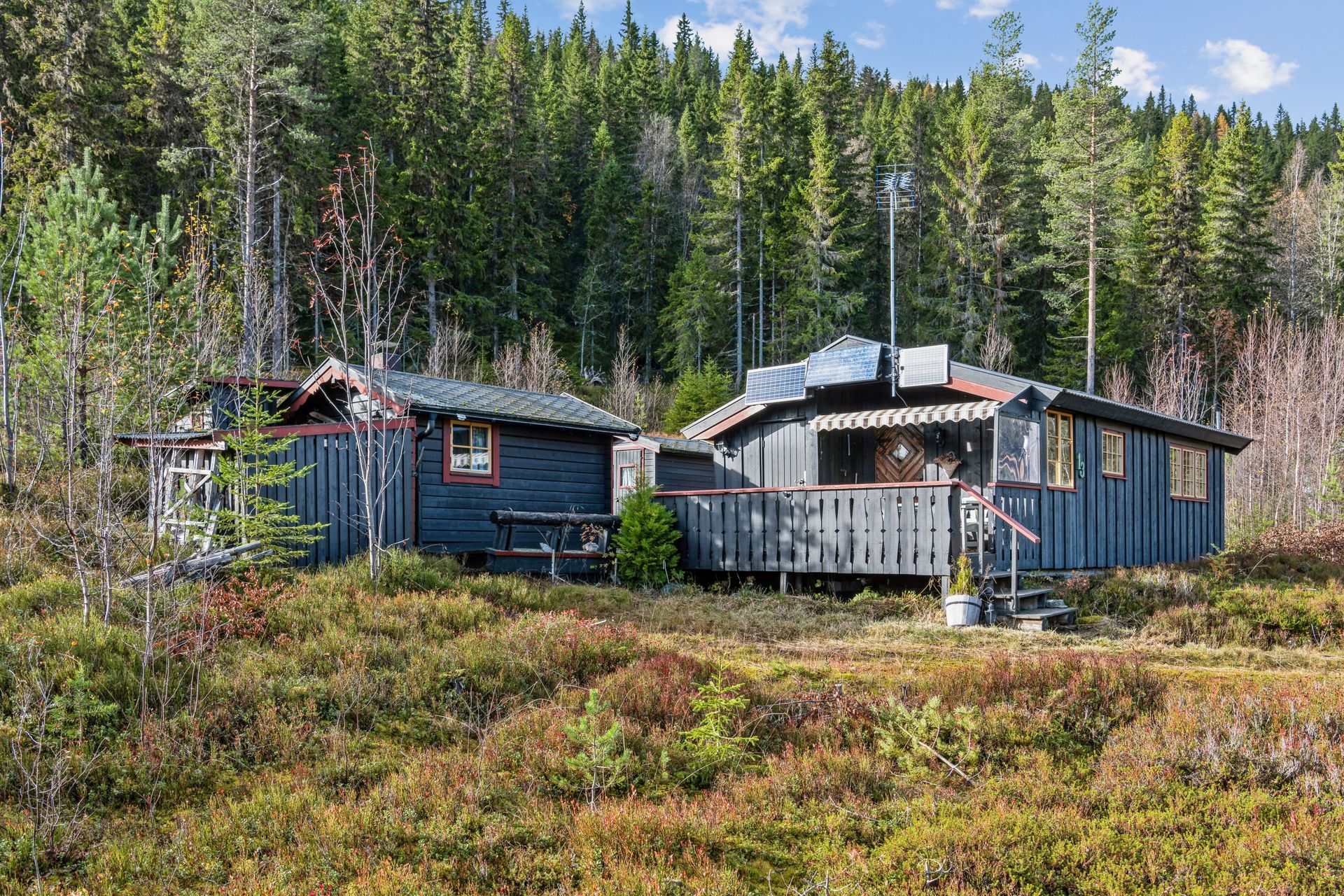 Hyttetun bestående av hovedhytte, anneks, uthus, utedo og vedskjul fra 1977.. Bilde nummer 3 av 3