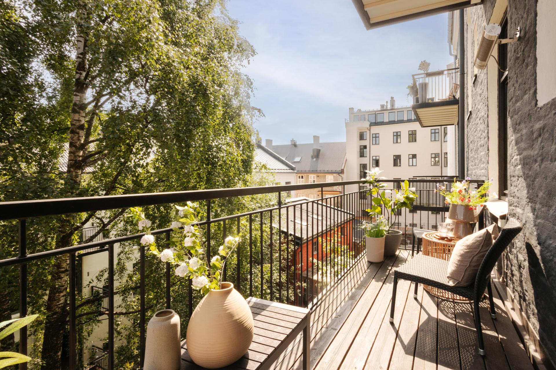 Den romslige balkongen på 6 m² har utgang fra kjøkkenet og vender mot en rolig bakgård.. Bilde nummer 2 av 3