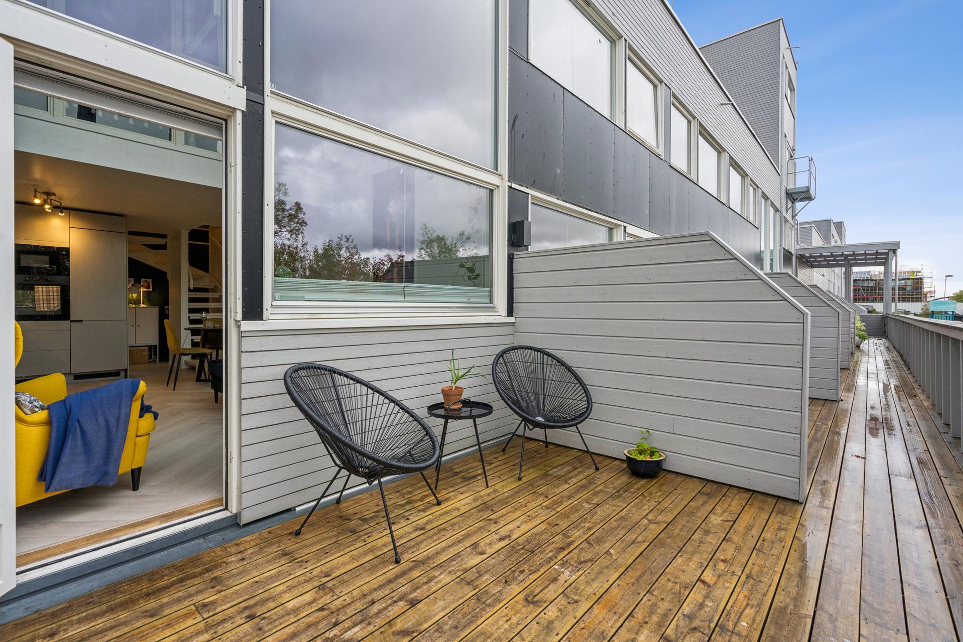 Bolig over to plan med romslig terrasse og direkte utgang fra stuen.. Bilde nummer 2 av 3
