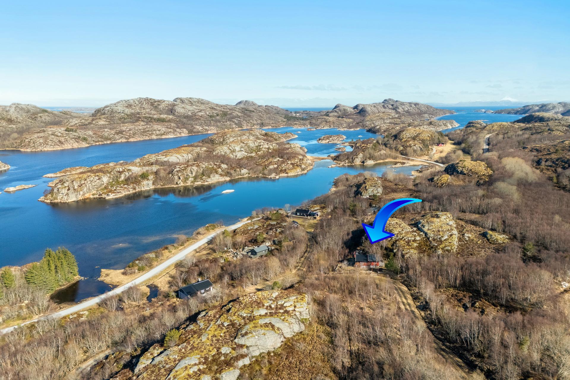 Eiendommen ligger ved Hasfjordhopen i Nærøysund kommune, ca 4 mil fra Rørvik og ca. 8 km fra Austafjord . Bilde nummer 3 av 3