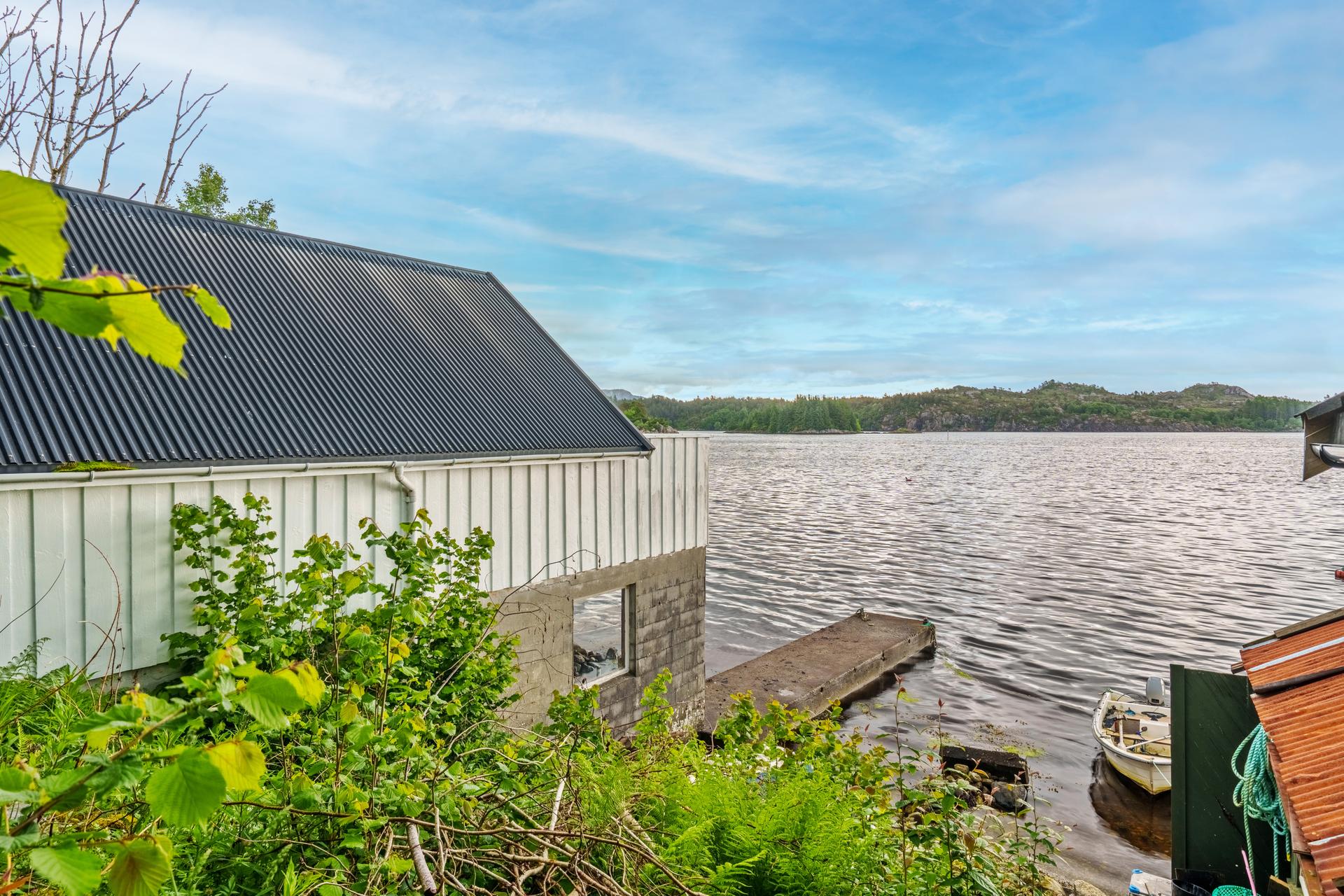 Herlig og åpen beliggenhet med utsikt utover Førresfjorden. Gode fiske-, bade- og fortøyningsmuligheter. . Bilde nummer 2 av 3