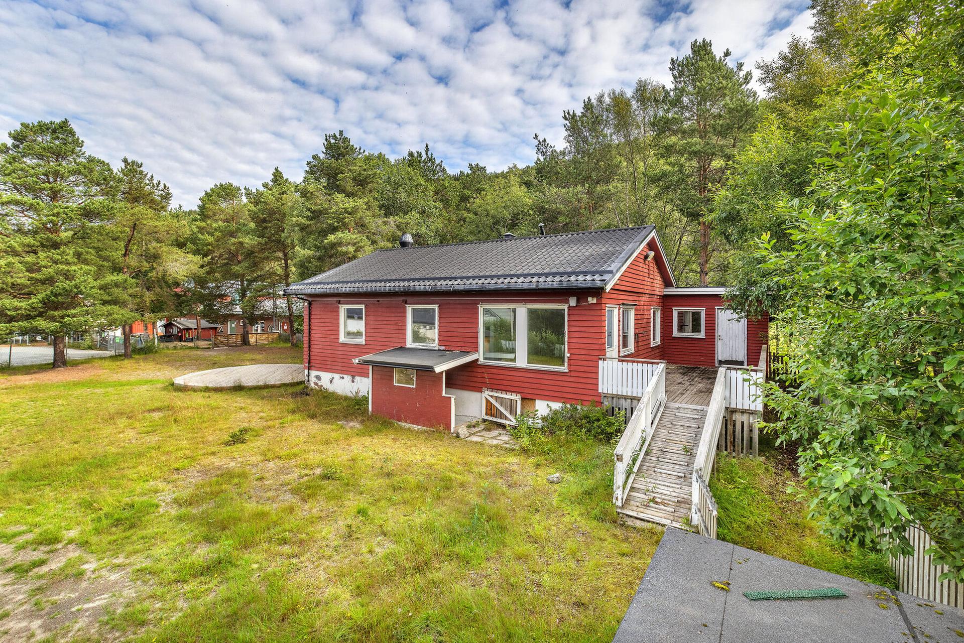 Frittliggende enebolig over to plan med flat tomt og romslig veranda i et etablert og barnevennlig område i Håkvik.. Bilde nummer 2 av 3
