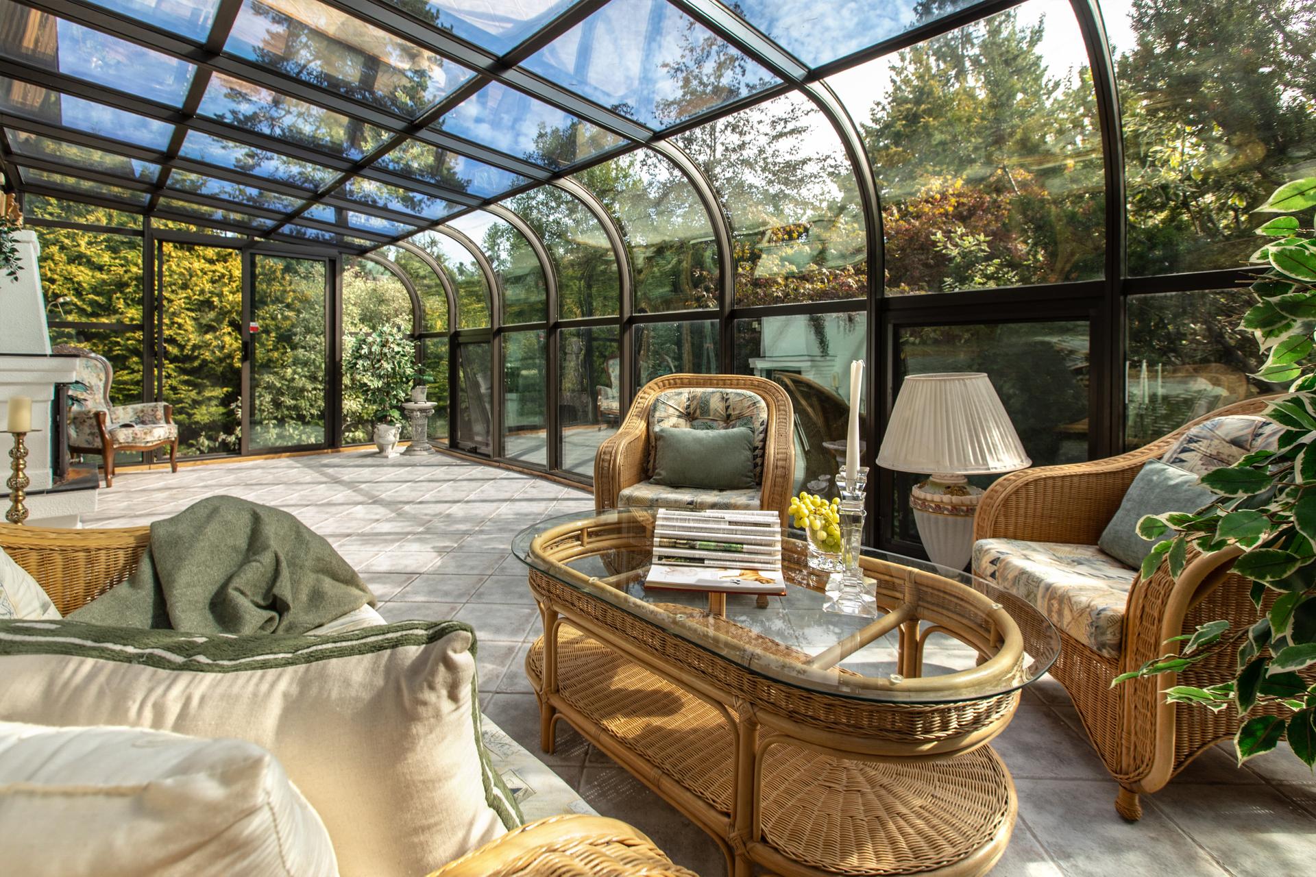 Enebolig over to plan med en innglasset vinterhage. . Bilde nummer 2 av 3