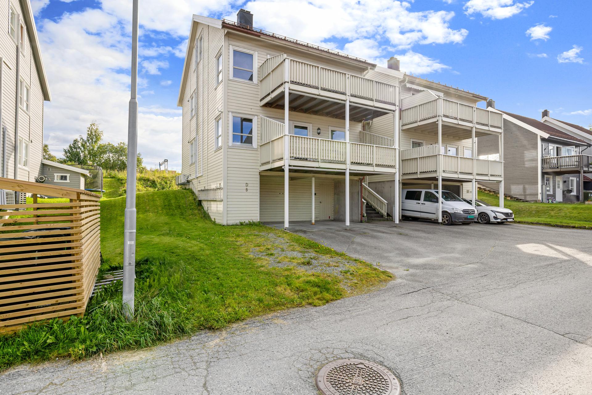 Velkommen til Anton Bergs Veg 101 B! Foto: Nonstad Foto.
Parkering i og fremfor carport. . Bilde nummer 1 av 3