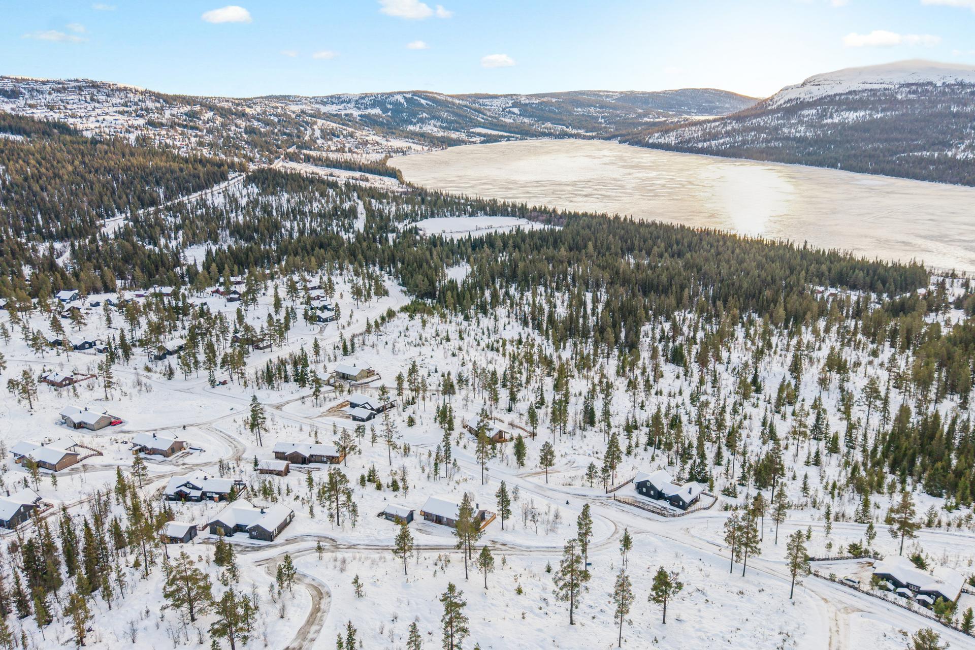 Tomten ligger på Gålå, et fjellplatå 930 moh. med utsikt over Gålåvatnet. Foto: EFKT. Bilde nummer 1 av 3