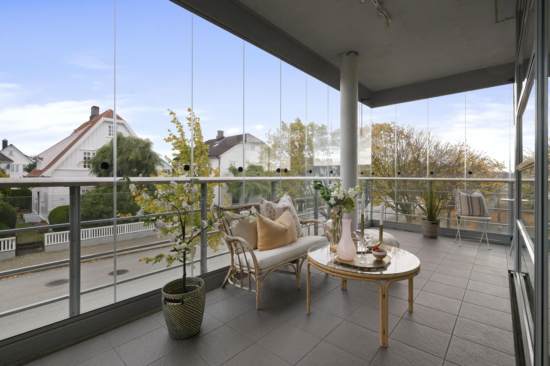 Lys selveierleilighet med heisadkomst, fast garasjeplass og en romslig innglasset balkong.. Bilde nummer 2 av 3