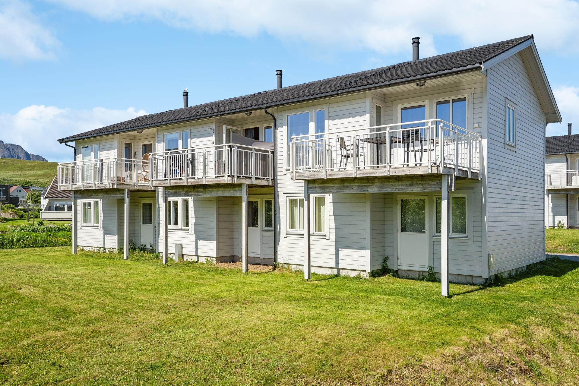 Lettstelt andelsrekkehus over 2 etasjer med parkering i garasjerekke og balkong. . Bilde nummer 2 av 3