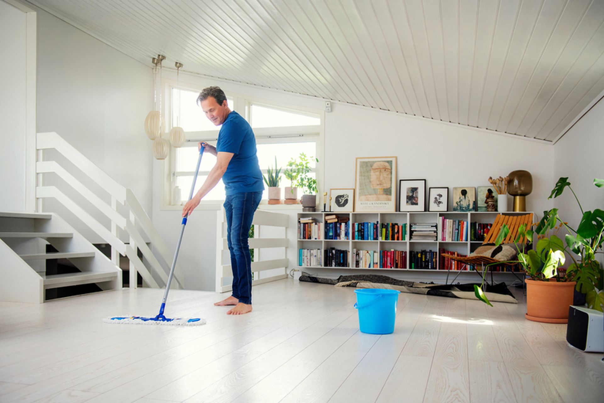 Boligselger vasker gulv før visning