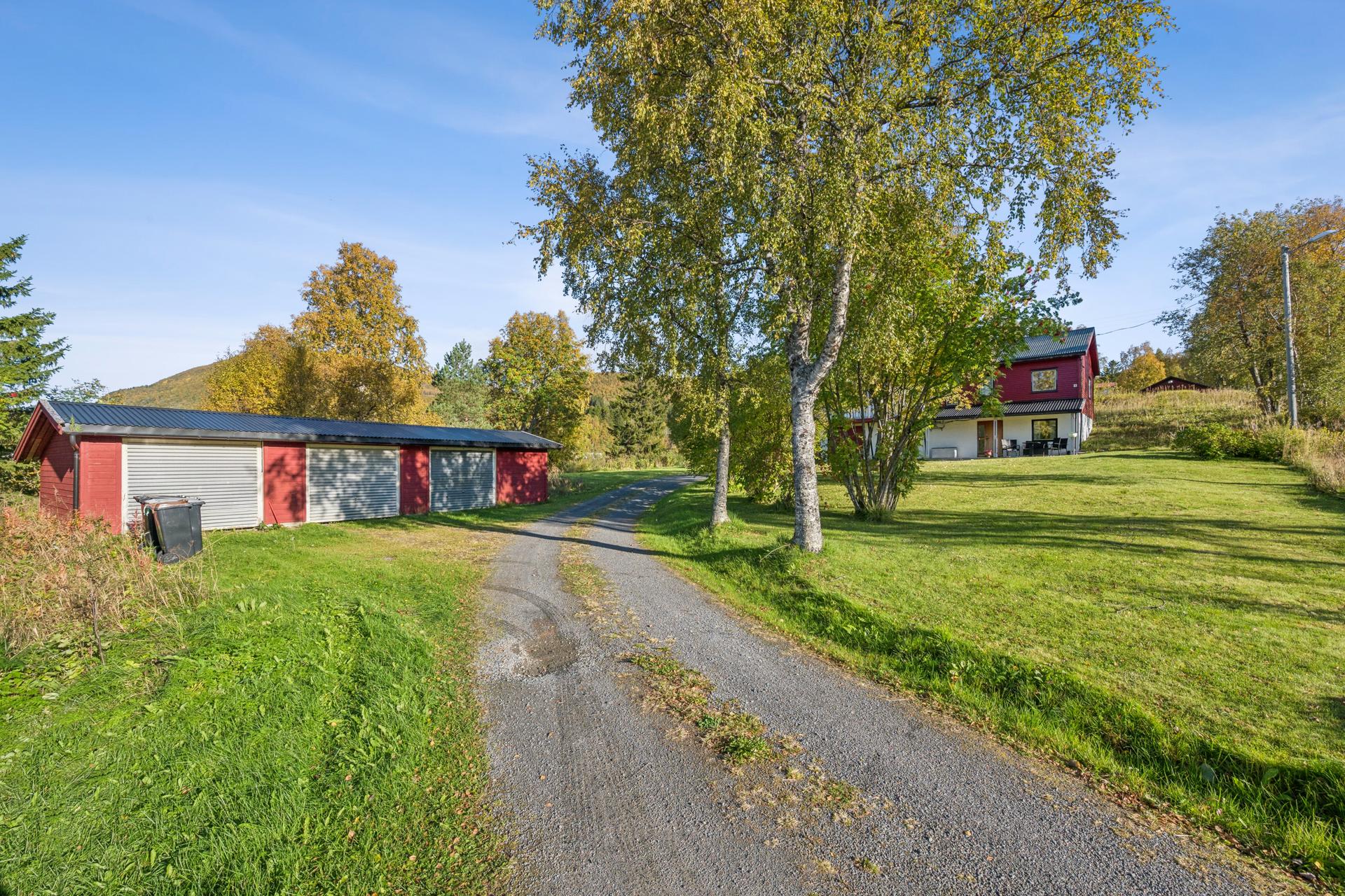 Eiendommen har en romslig tomt med integrert og frittstående garasjer, samt pent opparbeidet hage. Bilde nummer 3 av 3