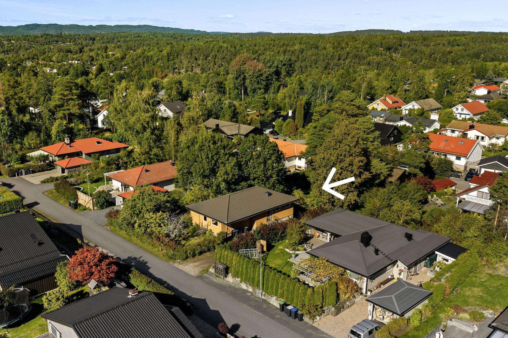 Eiendomsmegler1 Vestby/Son v/ Erik Nickelsen har den glede av å presentere Hasselveien 11! Foto: [Creative Foto]. Bilde nummer 1 av 3