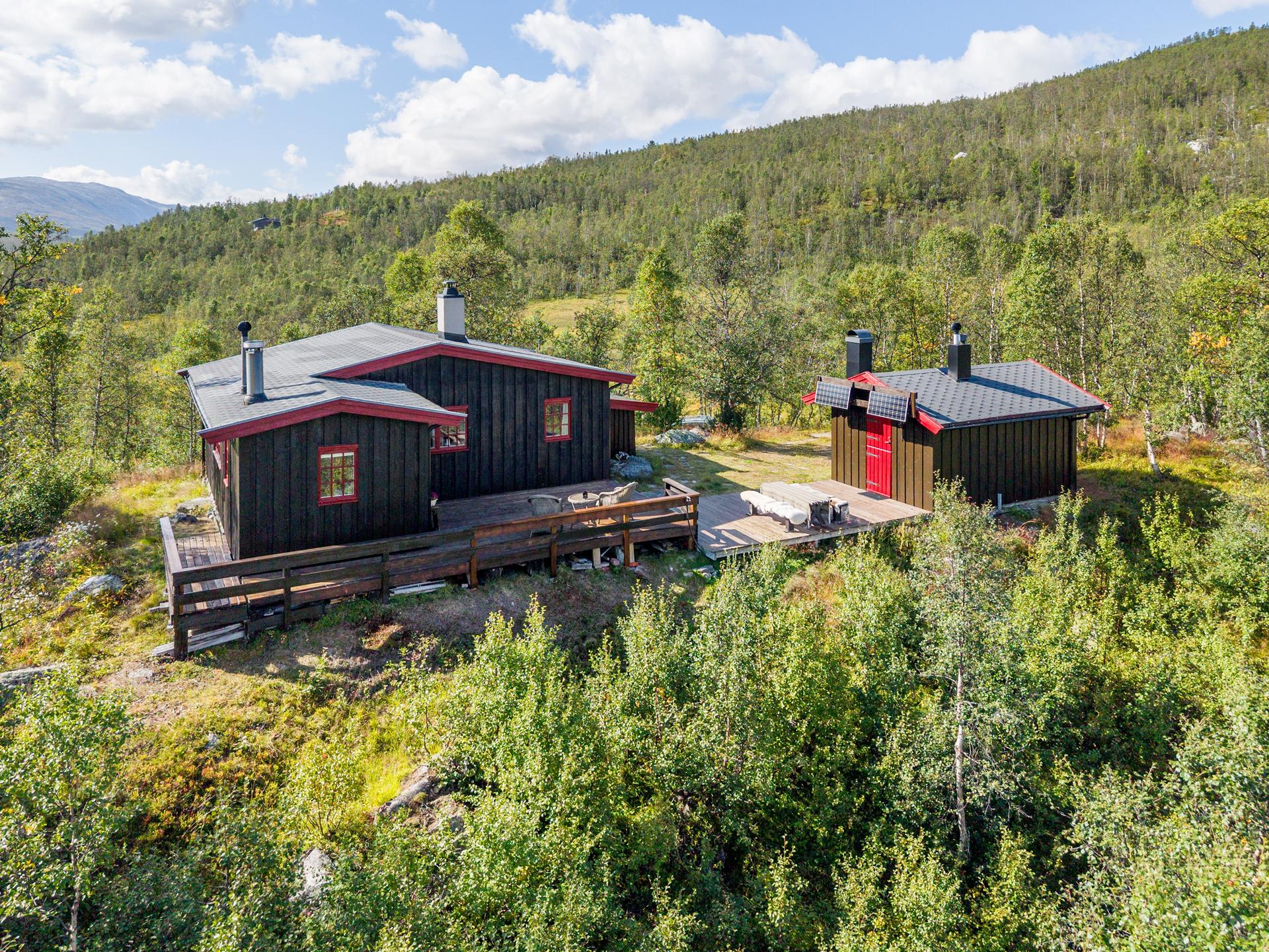 Hovedhytta er oppført i 1961 og er fundamentert på natursteinmur og pilarer.. Bilde nummer 2 av 3