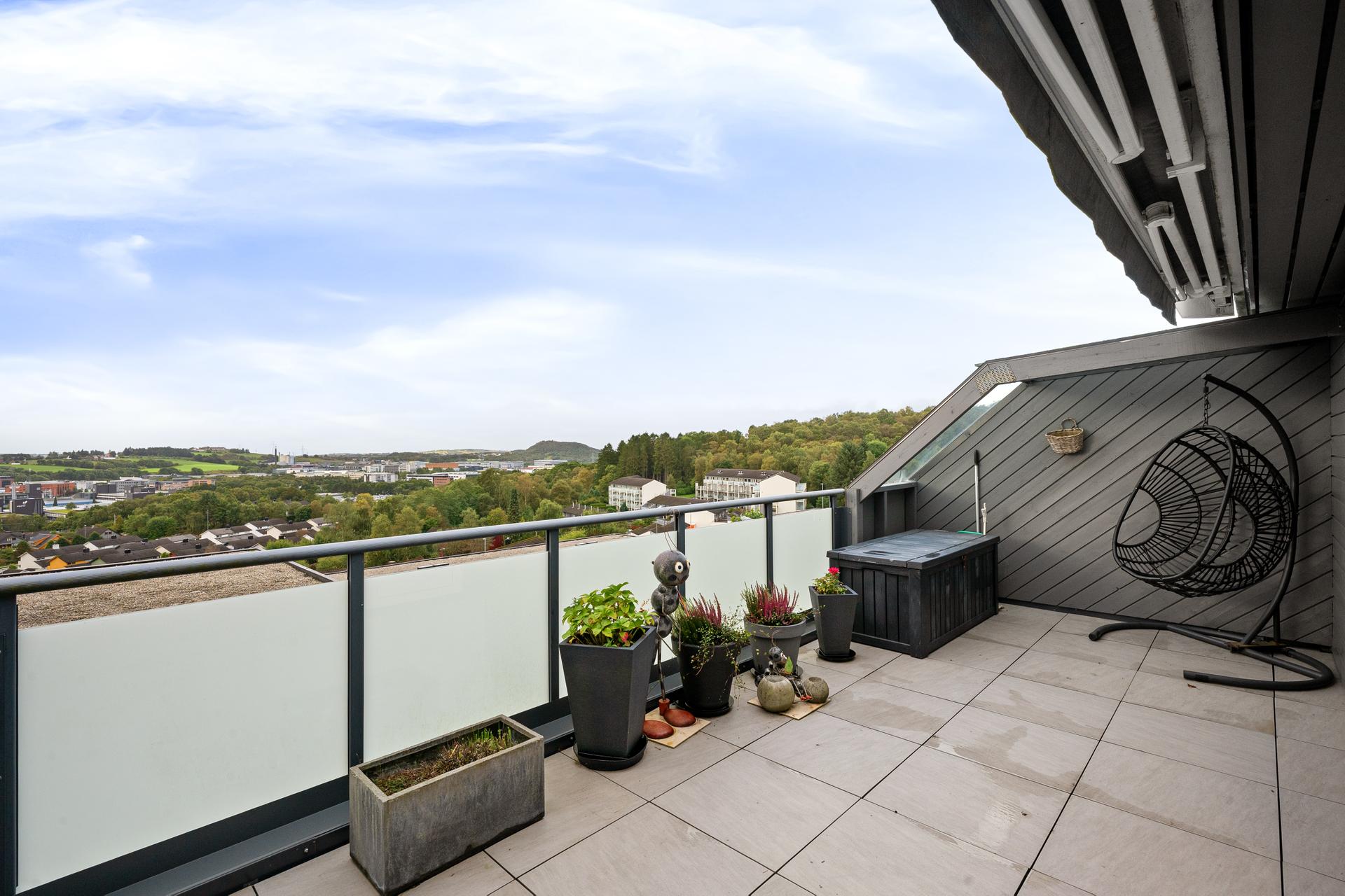 Lys terrasseleilighet med romslig planløsning og stor, flisebelagt balkong med vidstrakt utsyn.. Bilde nummer 2 av 3