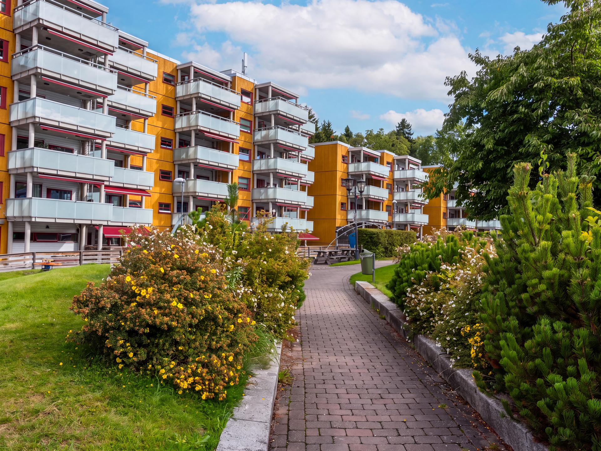 Pent opparbeidede fellesarealer med variert beplantning og hellelagte gangveier.. Bilde nummer 3 av 3
