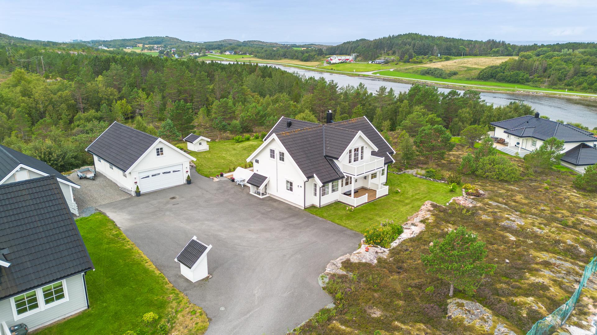 Eiendommen ligger høyt og fritt med gode solforhold og flott sjøutsikt.. Bilde nummer 2 av 3