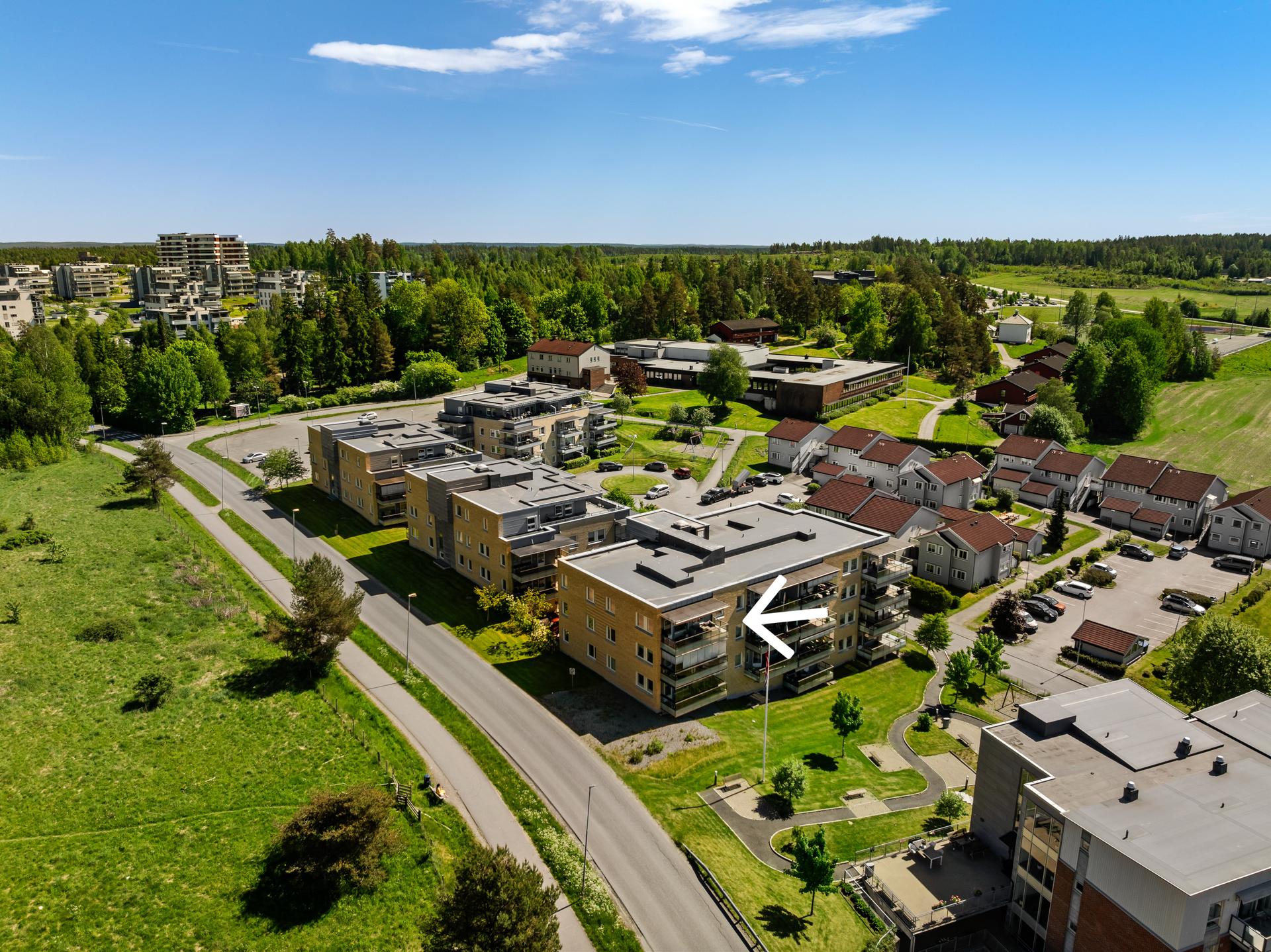 Eiendommen ligger i et barnevennlig, sentralt og fint område. . Bilde nummer 3 av 3