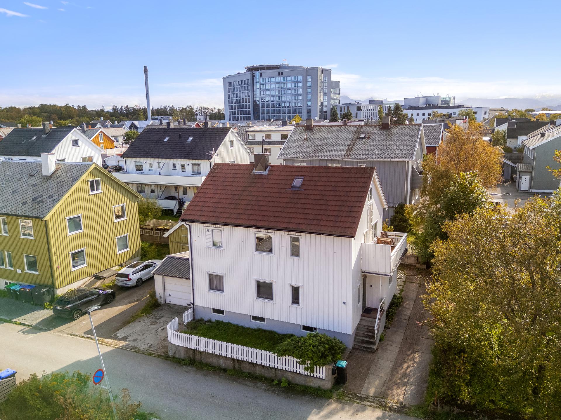 Innholdsrik enebolig over fire plan med sentral beliggenhet og frittstående garasje.. Bilde nummer 2 av 3