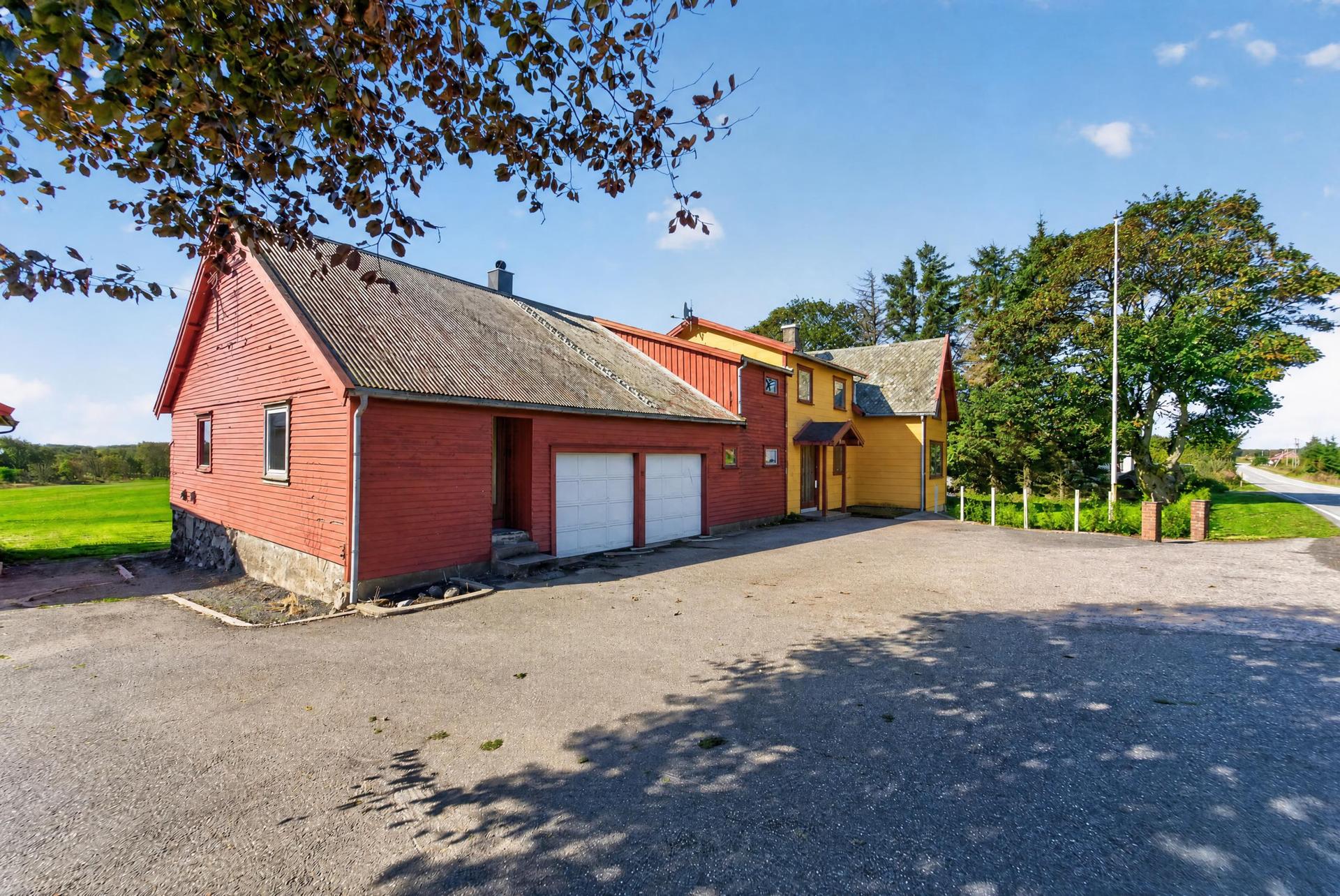 Innholdsrik bolig med integrert garasje, frittstående garasje og romslig tomt i landlige omgivelser.. Bilde nummer 2 av 3