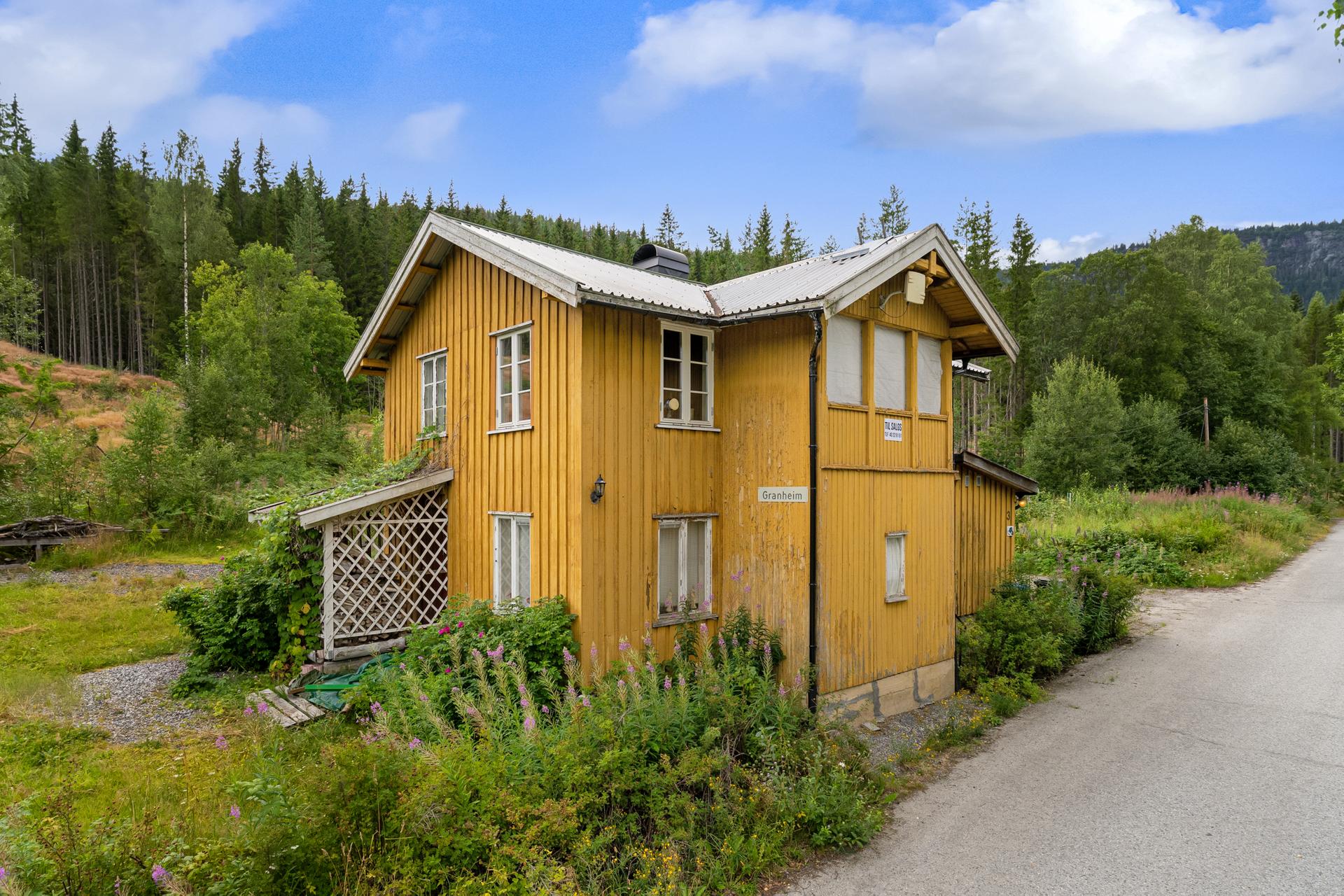 Eiendommen ligger landlig til, med kort avstand Rollag sentrum. . Bilde nummer 3 av 3