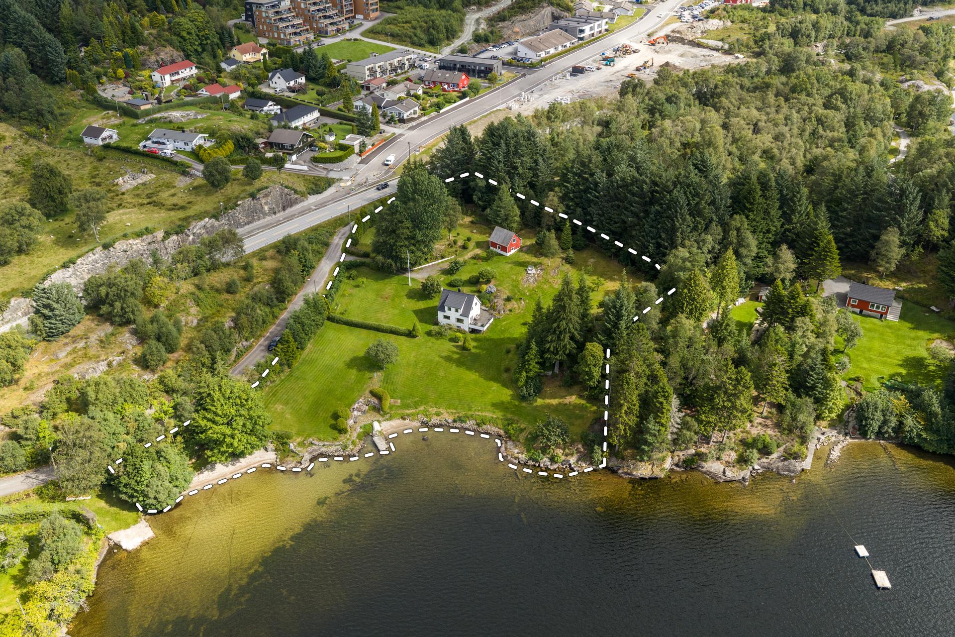 Enebolig fra 1950 med stor tomt og egen strandlinje til Aksdalsvannet.. Bilde nummer 3 av 3