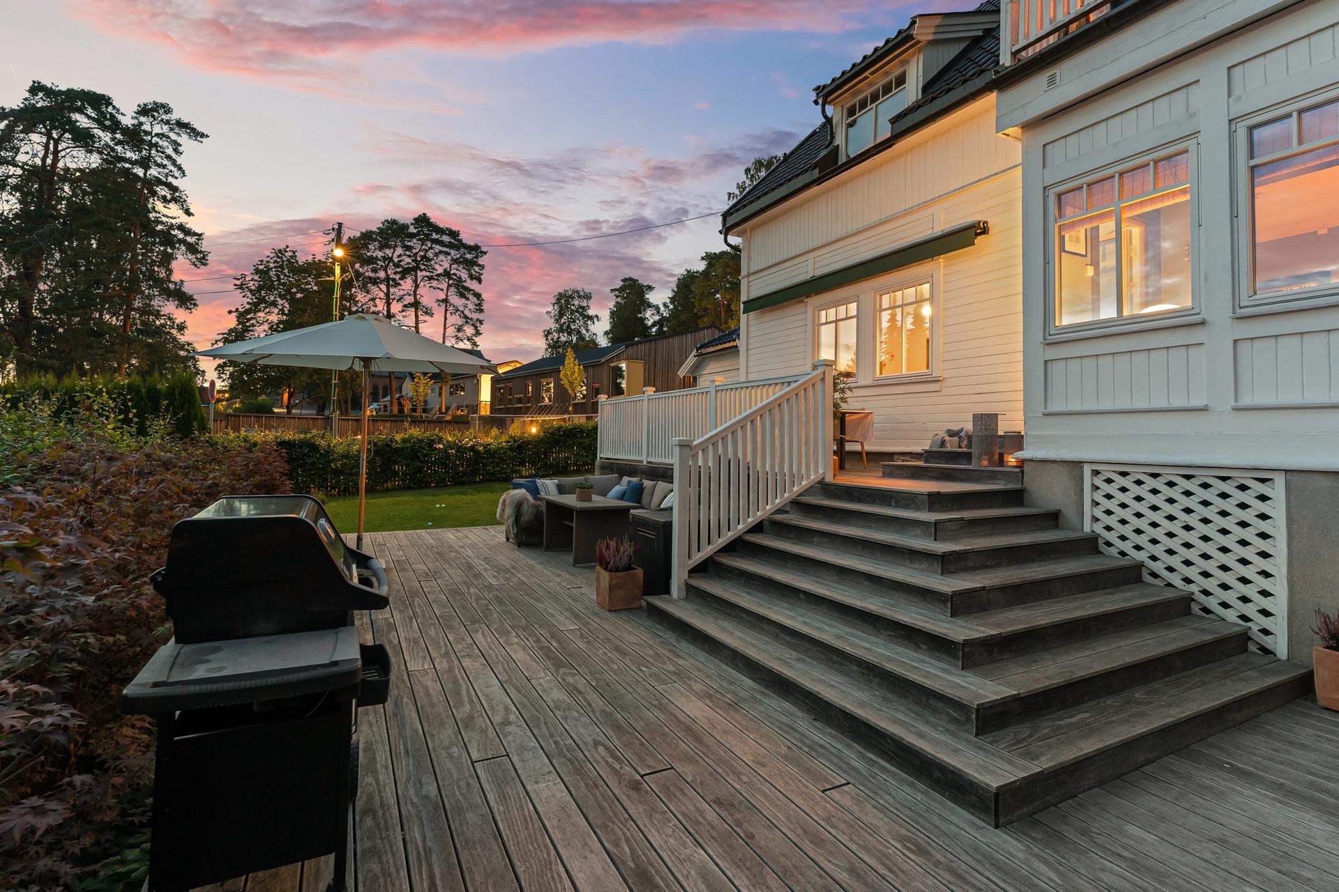 Uteområdet om kvelden.. Bilde nummer 2 av 3