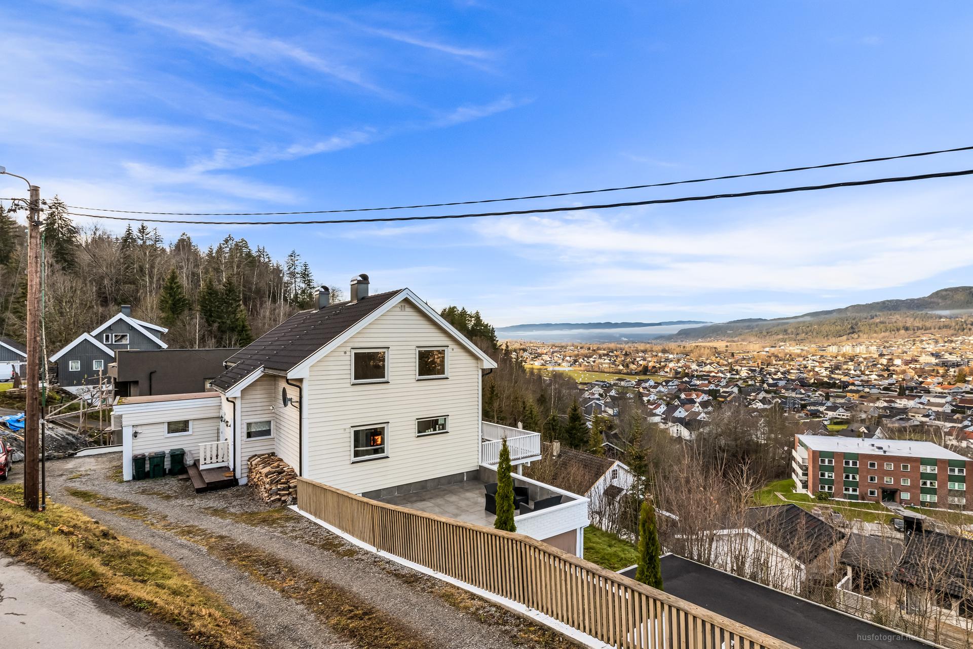 Korpeveien 2B er beliggende i et veletablert og attraktivt boligområde ved Åsen i Mjøndalen.. Bilde nummer 1 av 3